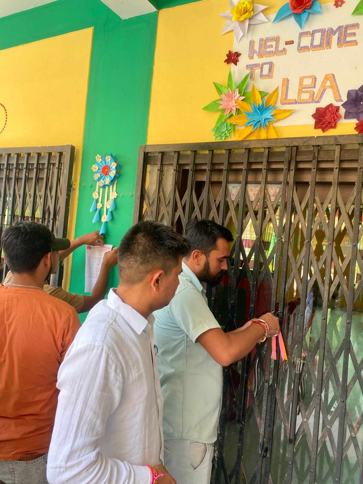 शुल्क बृद्धि गरेको भन्दै क्रान्तिकारीद्वारा महेन्द्रनगरका पाँच बोडिङ्गनिजी स्कुलमा तालाबन्दी