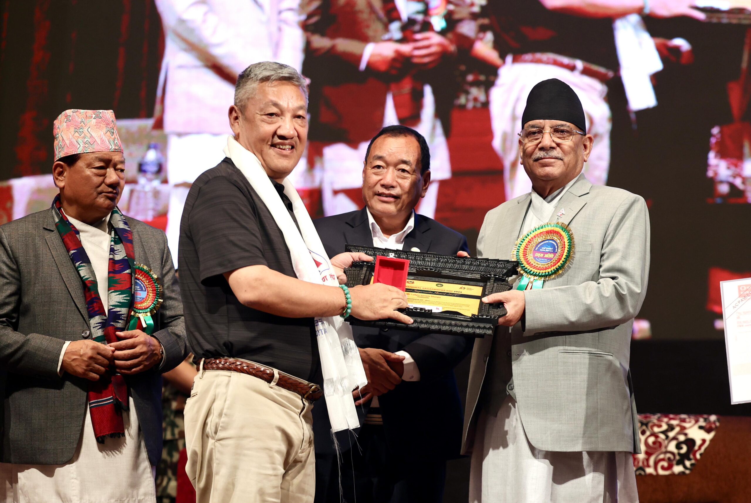 ७१ औँ अन्तराष्ट्रिय सगरमाथा दिवसमा कीर्तिमानी आरोही व्यक्ति र संस्थालाई सम्मान र पुरस्कार
