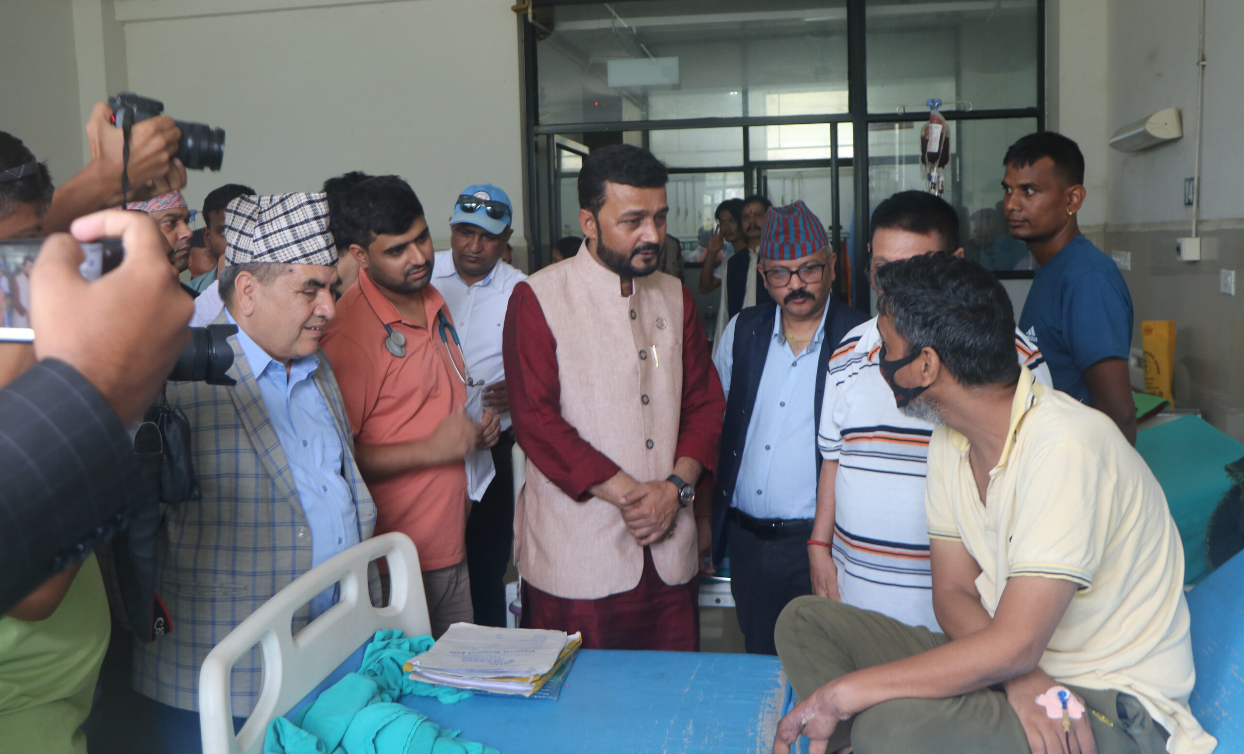 स्वास्थ्य मन्त्री यादवसँग बिरामी र कुरुवाको गुनासो