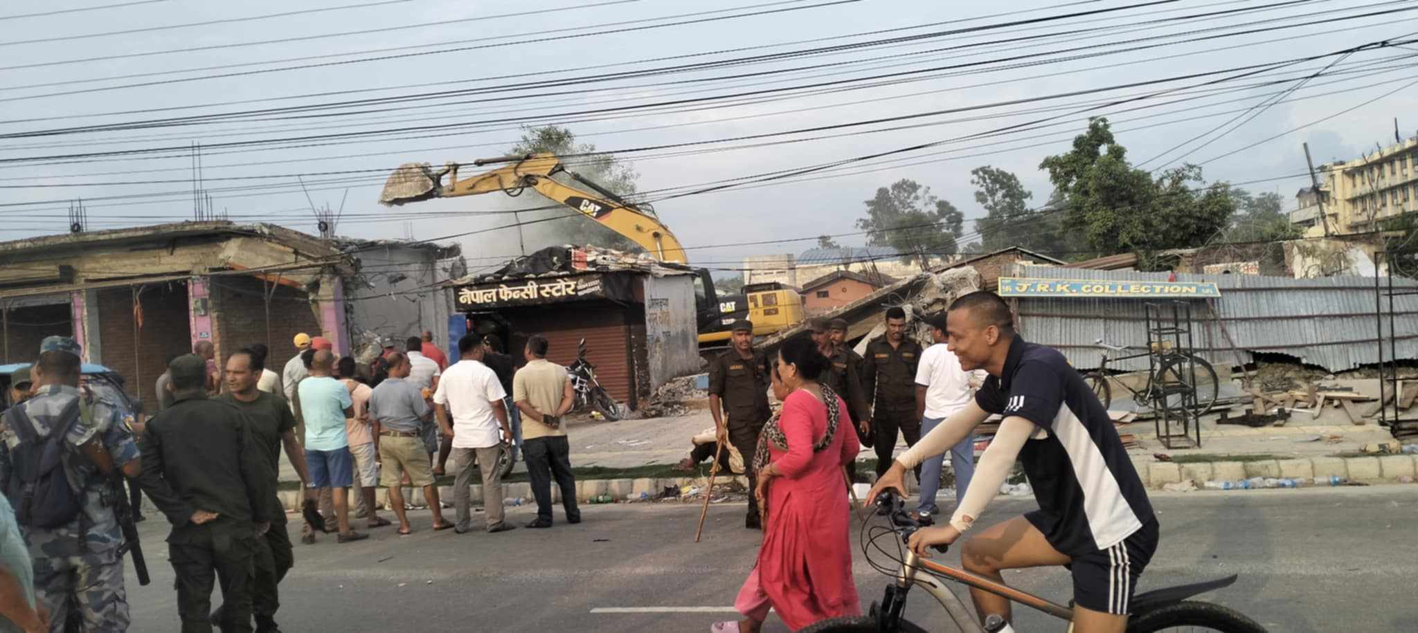 सरकारी जमिन अतिक्रमण बिरुद्धमा निर्मम बन्दै भीमदत्त सरकार शक्तिशाली व्यक्तिका सरचनादेखि खोकाछाप्रा समेत हटाईदै
