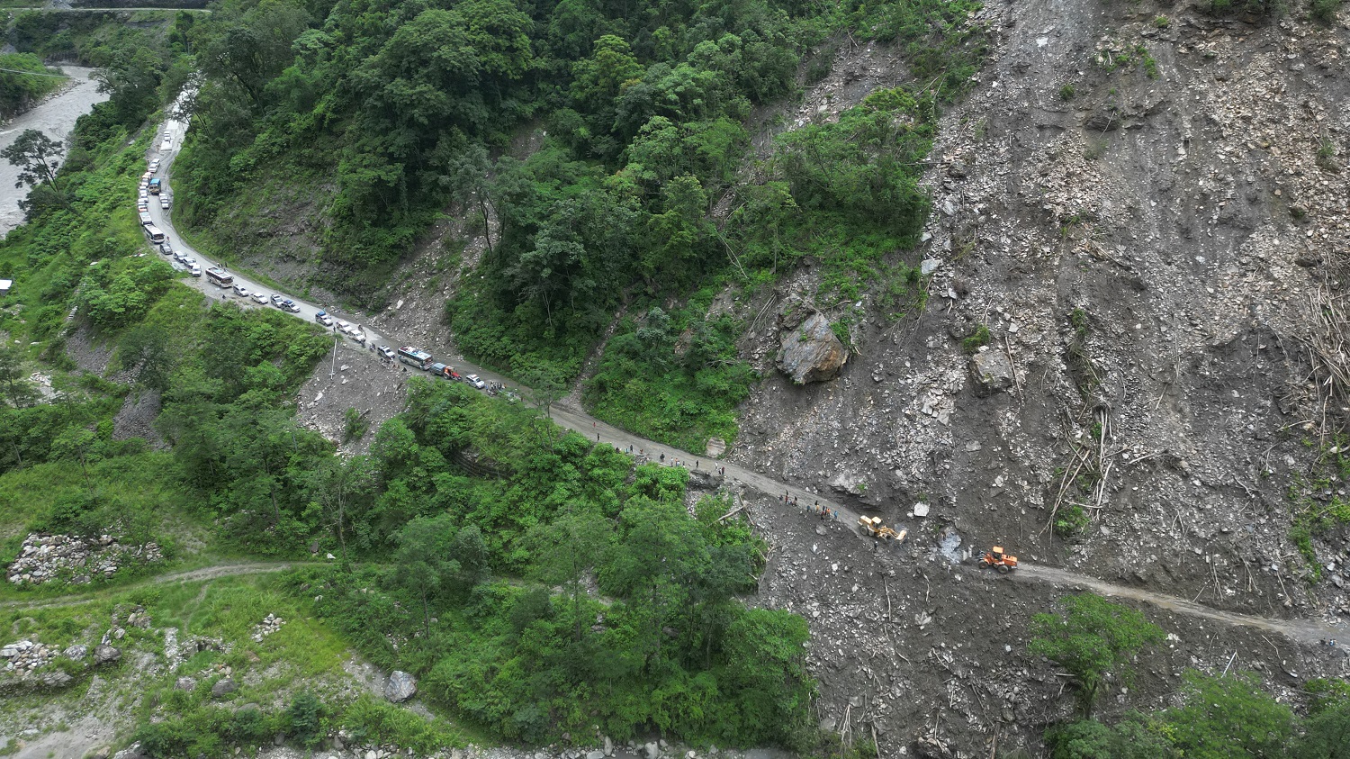 बेनी–जोमसोम सडकको म्याग्दी खण्डमा पहिराले यातायात प्रभावित