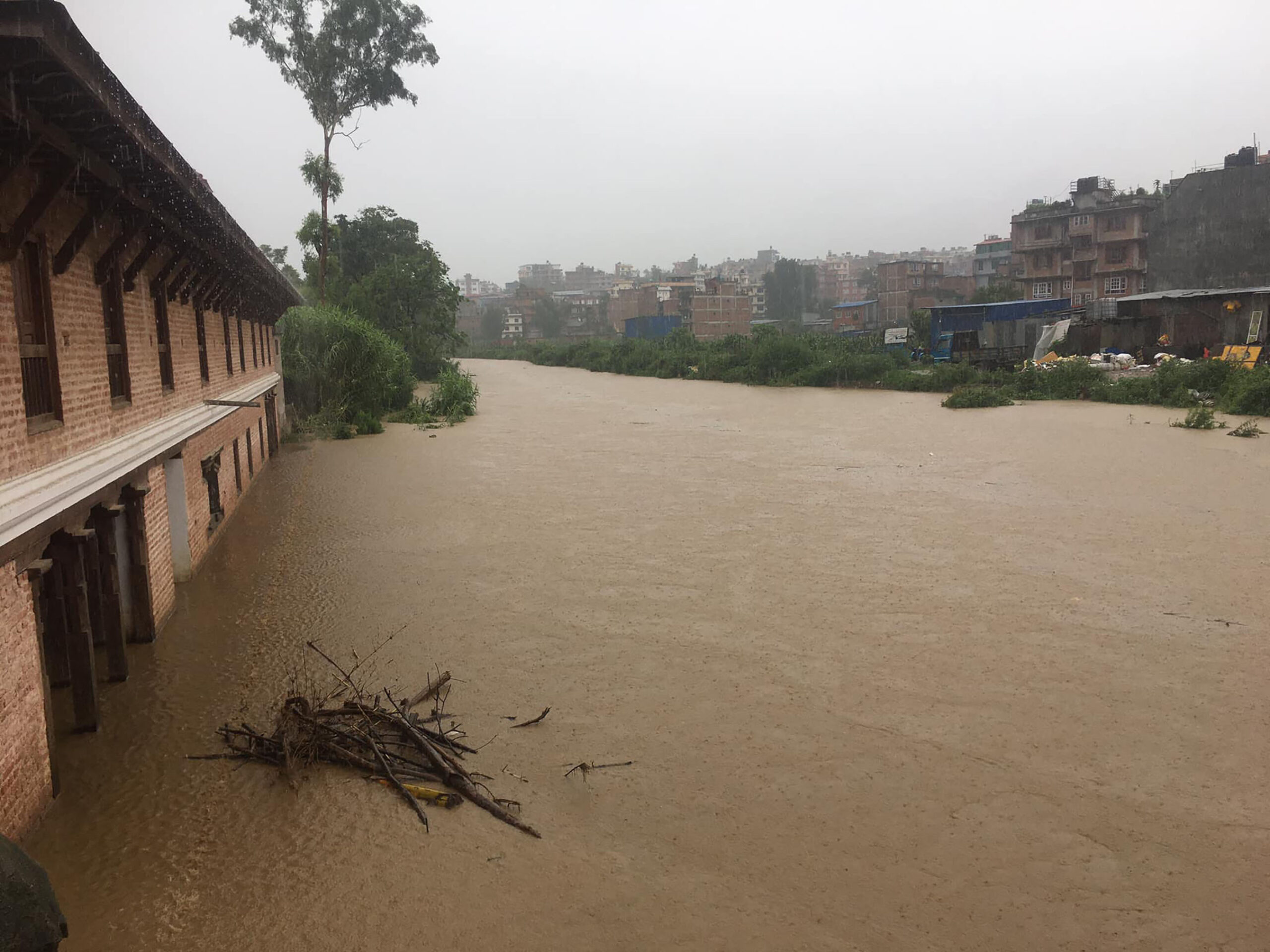 वर्षासँगै देशका विभिन्न ठाउँमा सडक अवरुद्ध, तराईमा डुबान