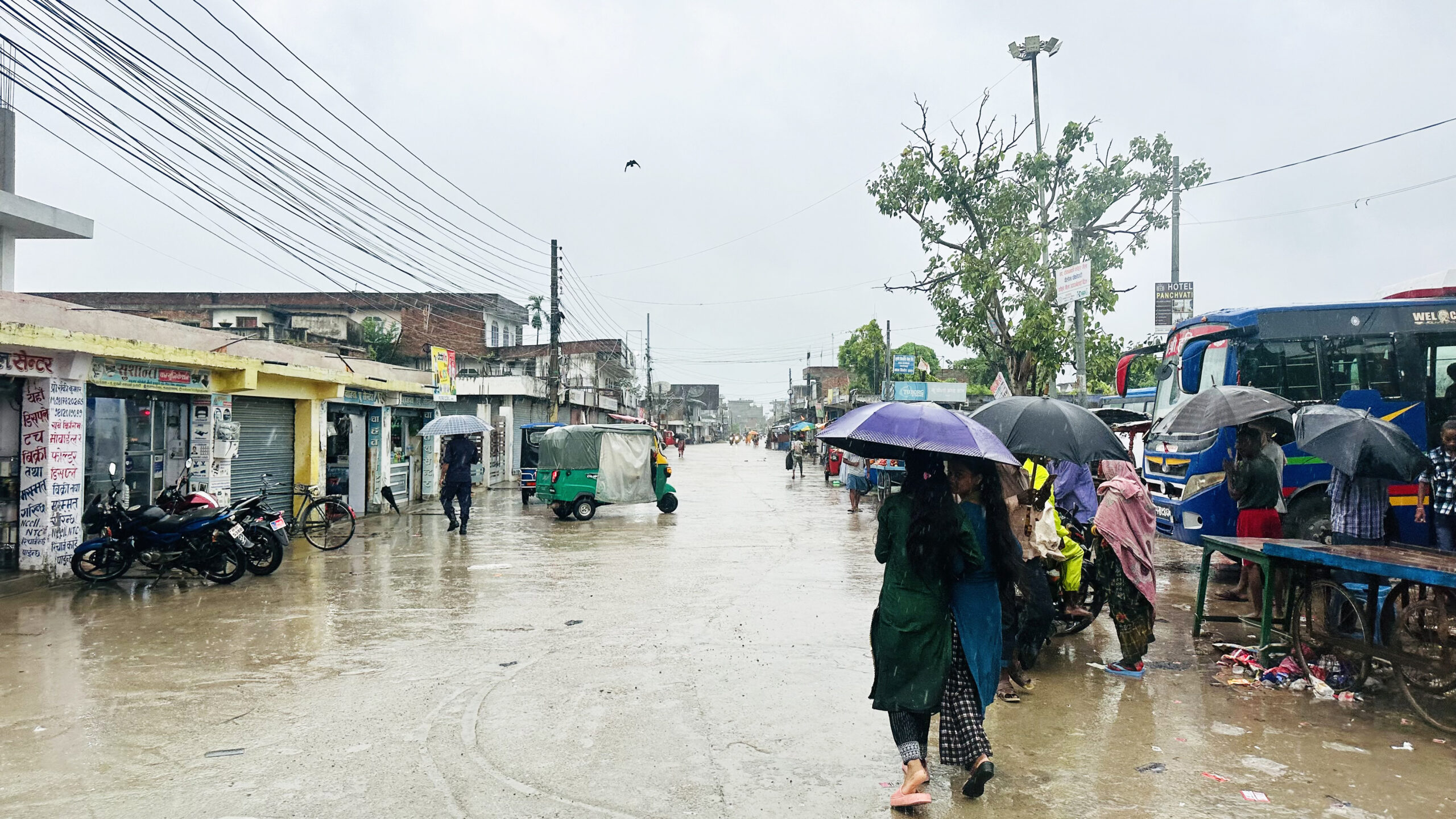 देशभर बर्षाले जनजीवन प्रभावित, ठाँउ ठाँउमा सडक अबरुद्ध