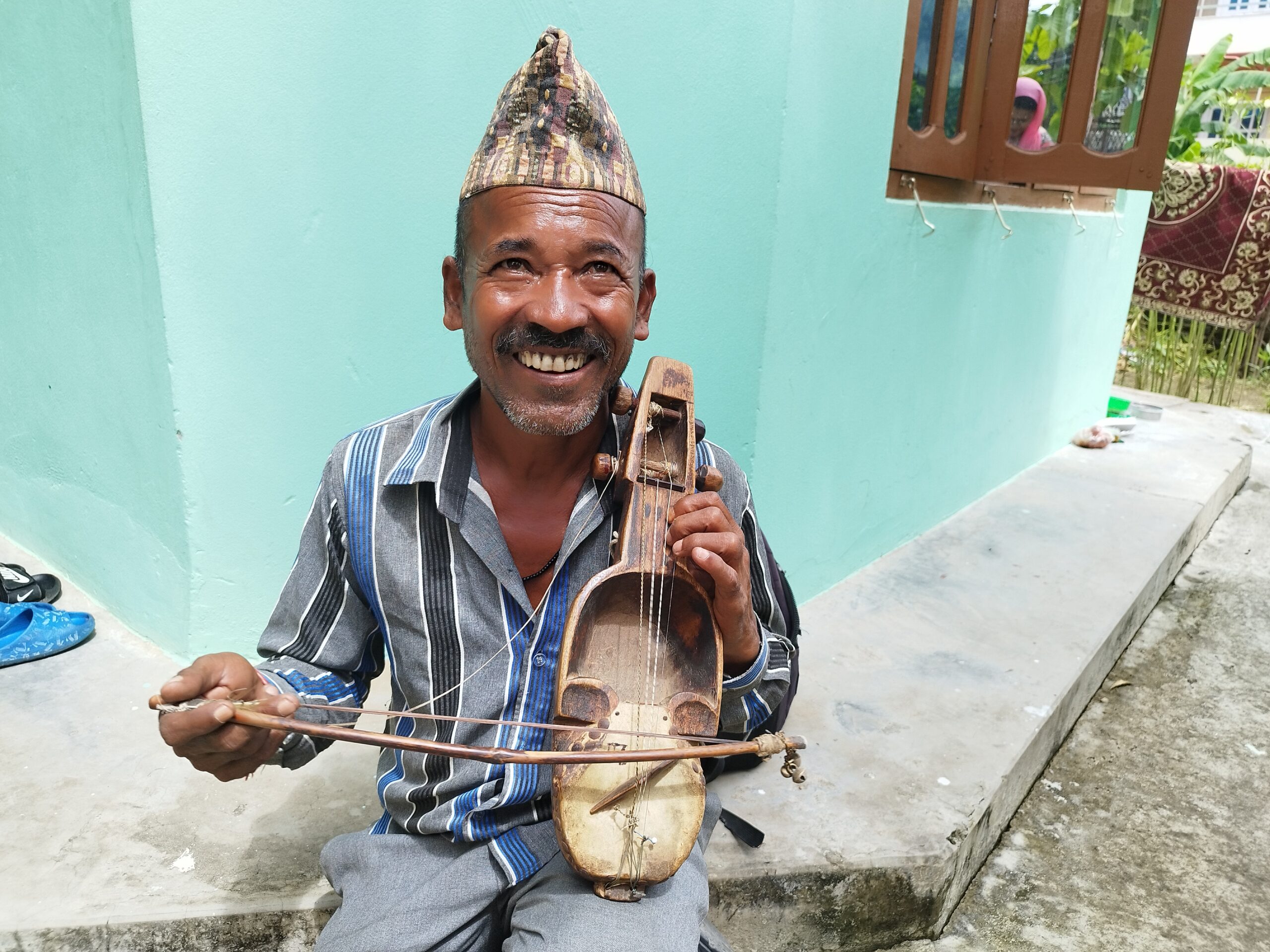 चालीस वर्षदेखि सारङ्गी रेट्दै  लालबहादुर