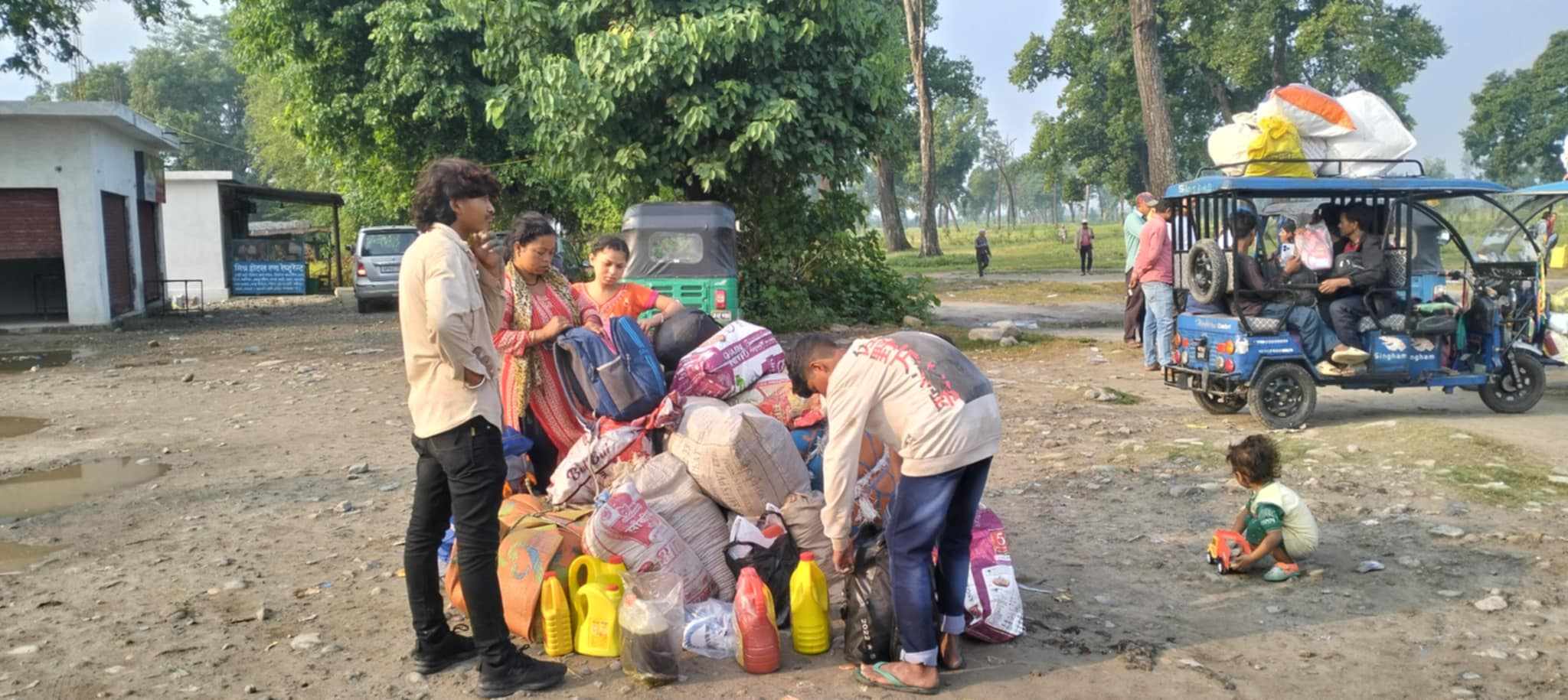 भारतबाट पैसा कमाएर आउने नेपालीहरुमाथि बनबासामा लुटपाट रोकिएन