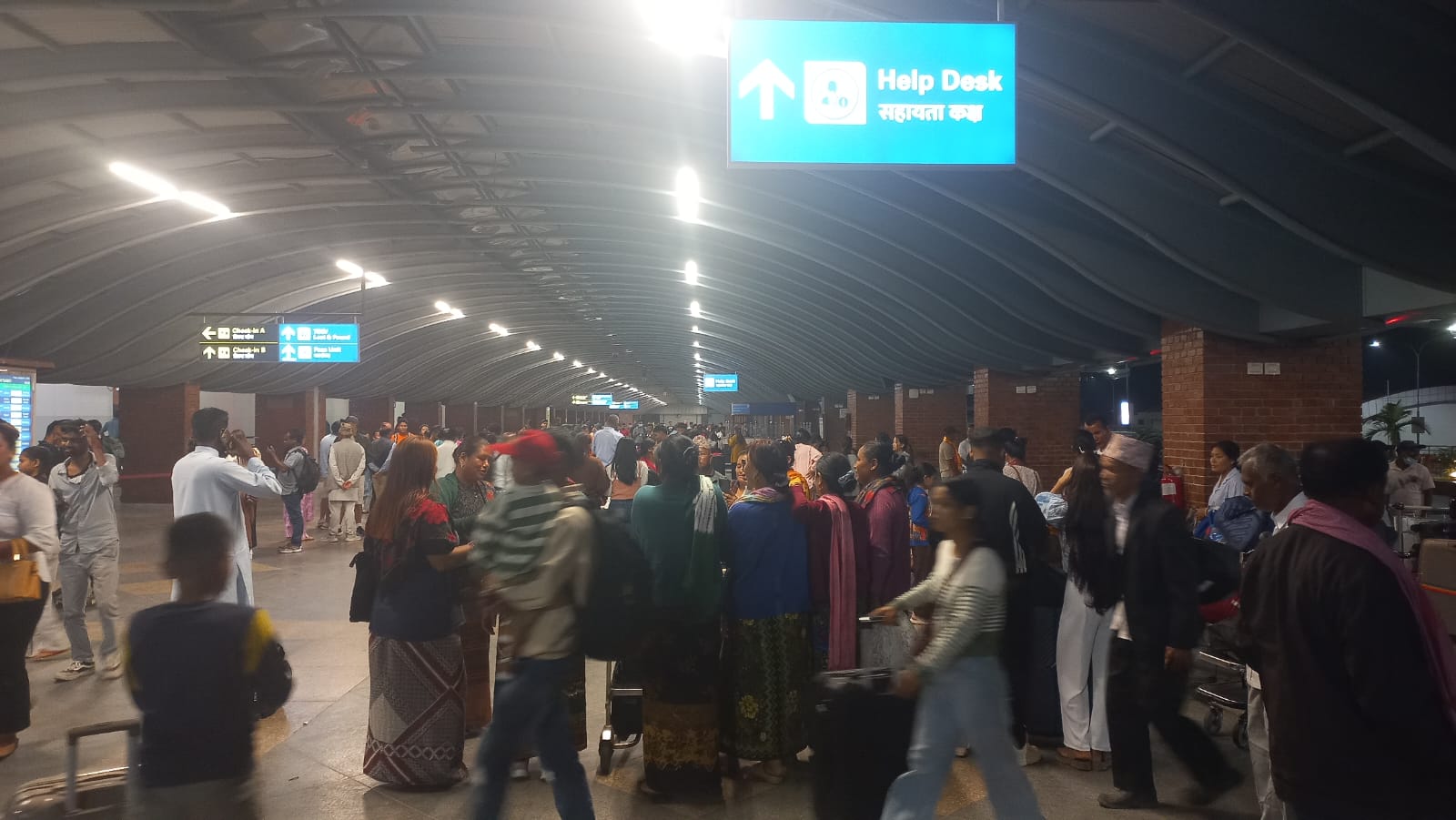 खाडी जान लागेका कामदारहरू भन्छन्, “साथीहरूले नआउ भन्छन्, नजाऊ जागिर खोसिने डर छ”