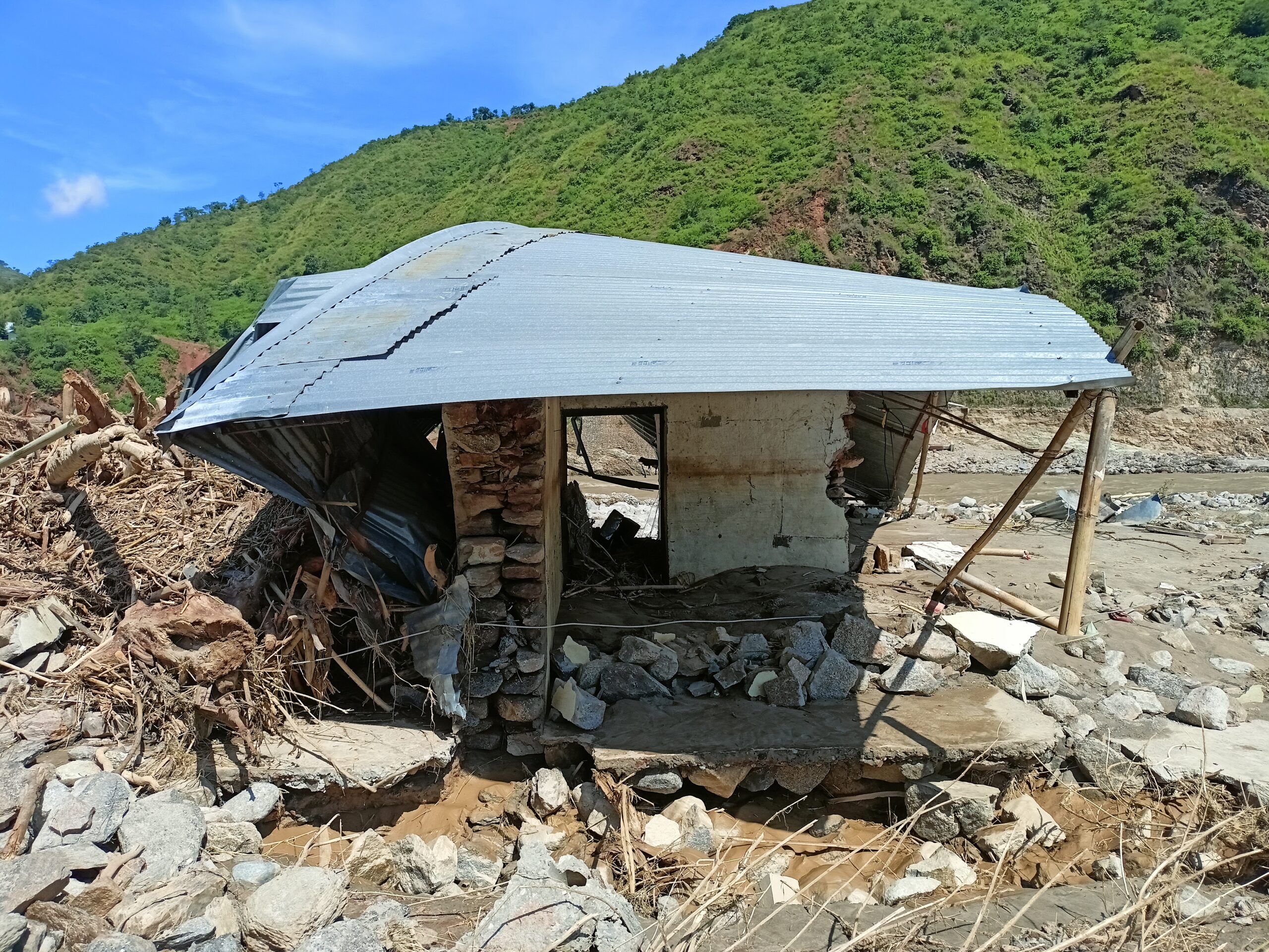 बाढी, पहिरो प्रभावितको पीडाः ‘न बस्ने बासको ठेगान छ, न छ खाने गासको’
