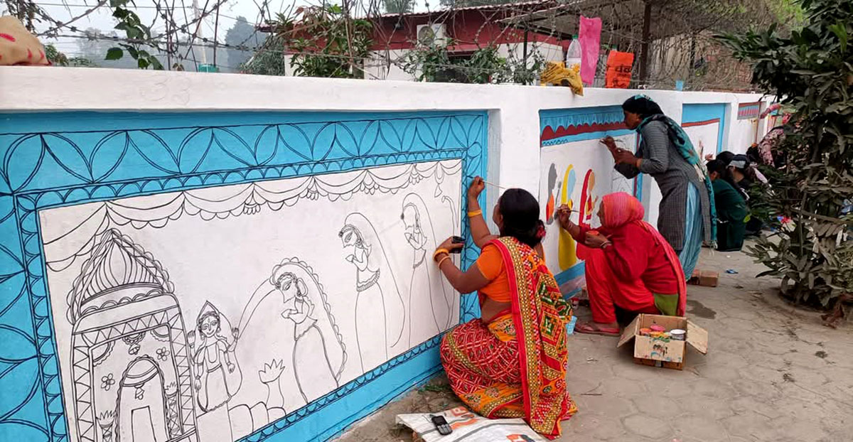 चित्र कोर्दै चित्रकार !