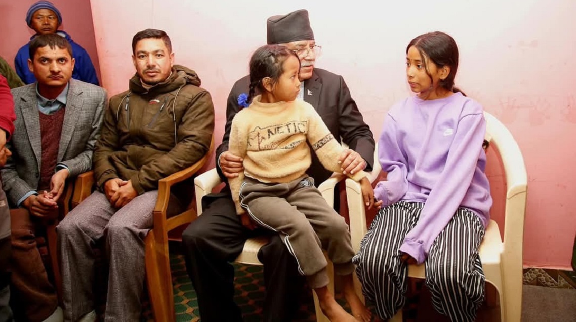 झाँक्री प्रकाश भुजेलको गाडीको ठक्करबाट मृत्यु भएका नगरकोटी परिवारका दुई छोरीको अविभावक बन्ने प्रचण्डको घोषणा