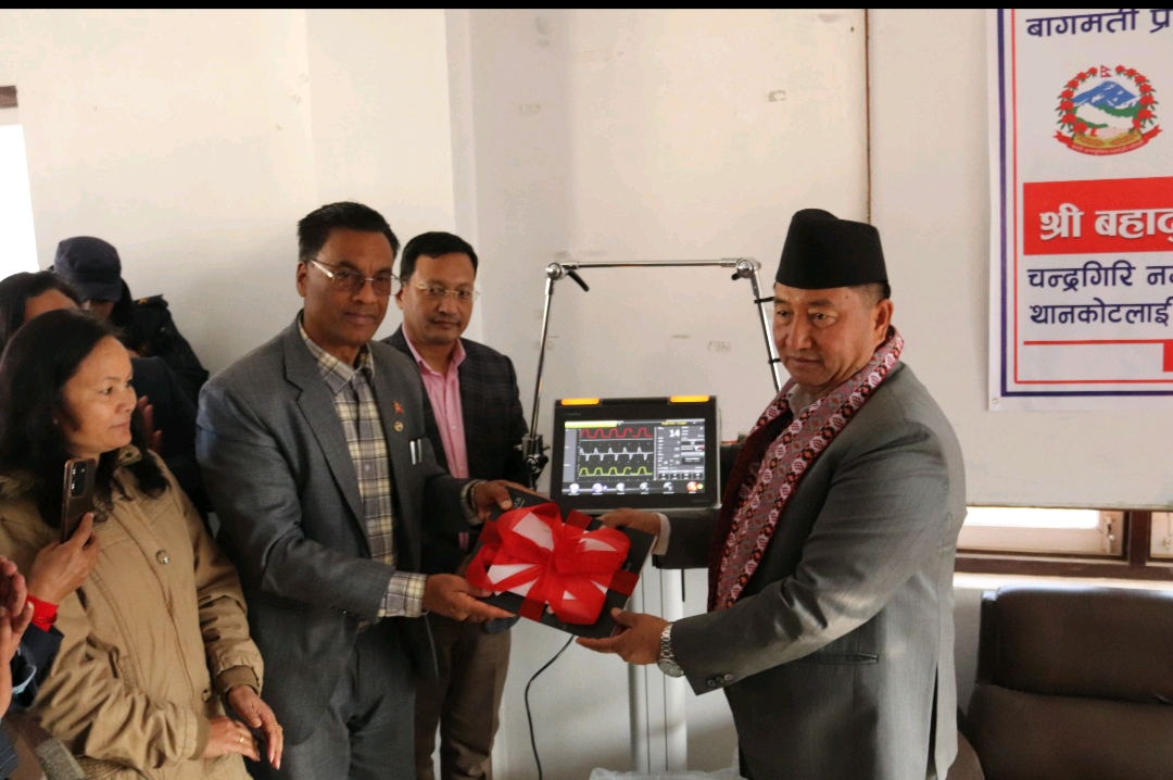 मुख्यमन्त्री लामाद्वारा चन्द्रागिरि नगर अस्पताललाई ‘भेन्टिलेटर’ हस्तान्तरण