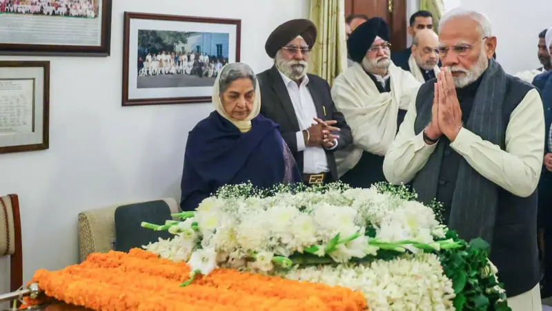 भारतका पूर्वप्रधानमन्त्री सिंहको शनिबार राजकीय सम्मानसहित अन्त्येष्टि, दिल्लीमा श्रद्धाञ्जलि दिनेको भीड