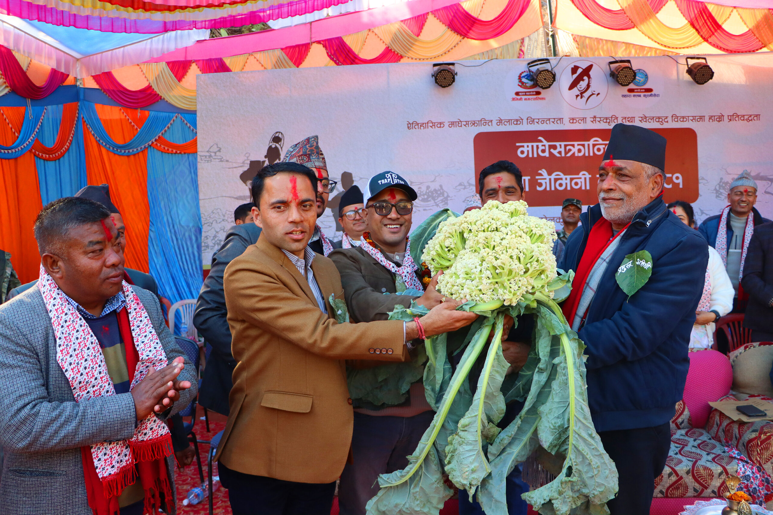 जब कृषिमन्त्रीलाई नौ किलोको काउली दिइयो………