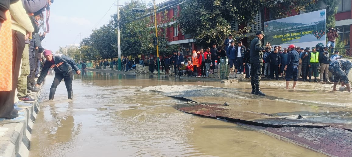मेलम्ची खानेपानीको मुख्य पाइप फुट्दा जलमग्न बन्यो बबरमहल, सरकारी कार्यालयमा डुबानमा