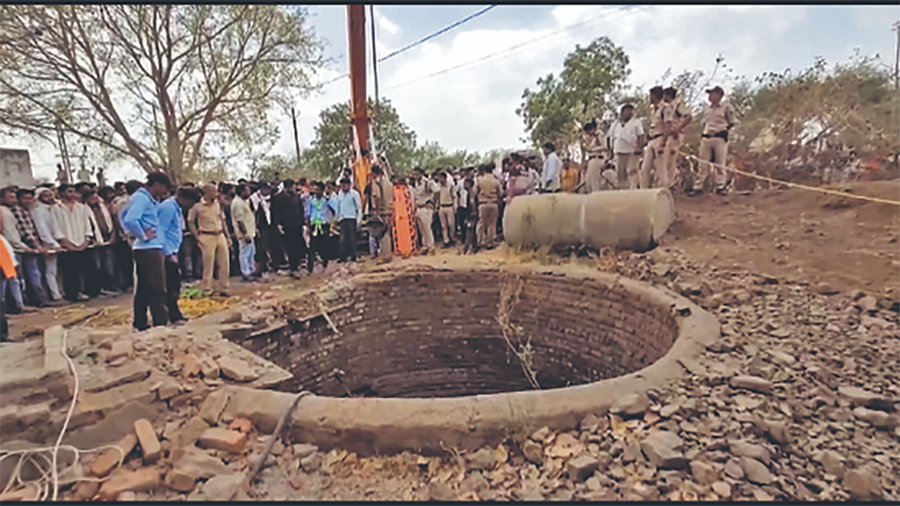 भारतमा ईनारमा गाडी खसेर दुर्घटना हुँदा १२ जनाको मृत्यु