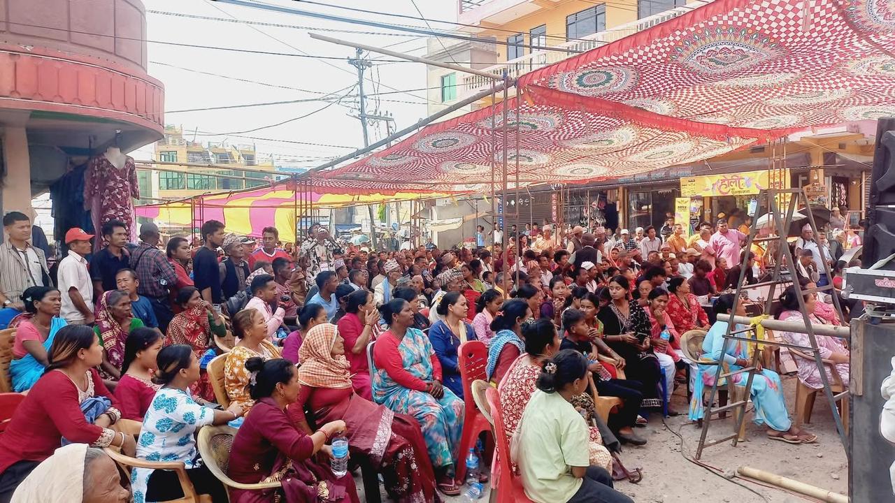 कोशीको चुरे फेदीतिर नाच्दै, गाउँदै माओवादी…