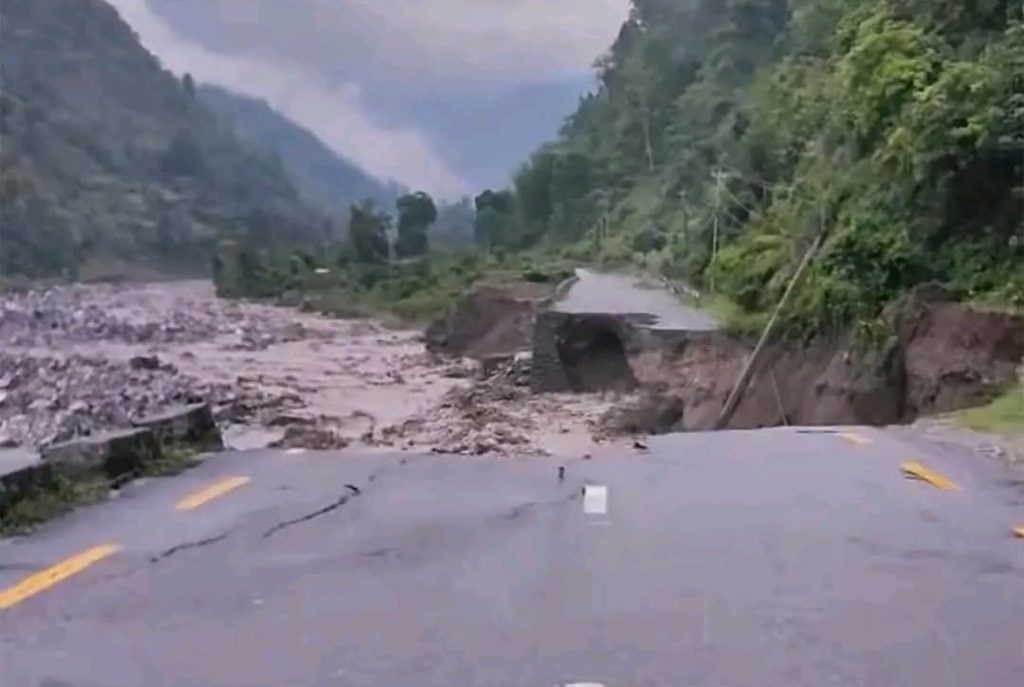 कोशी प्रदेशमा बाढी र पहिरोको वितण्डाः राजमार्ग बग्यो, माईखोलाको पानी बस्तीमा