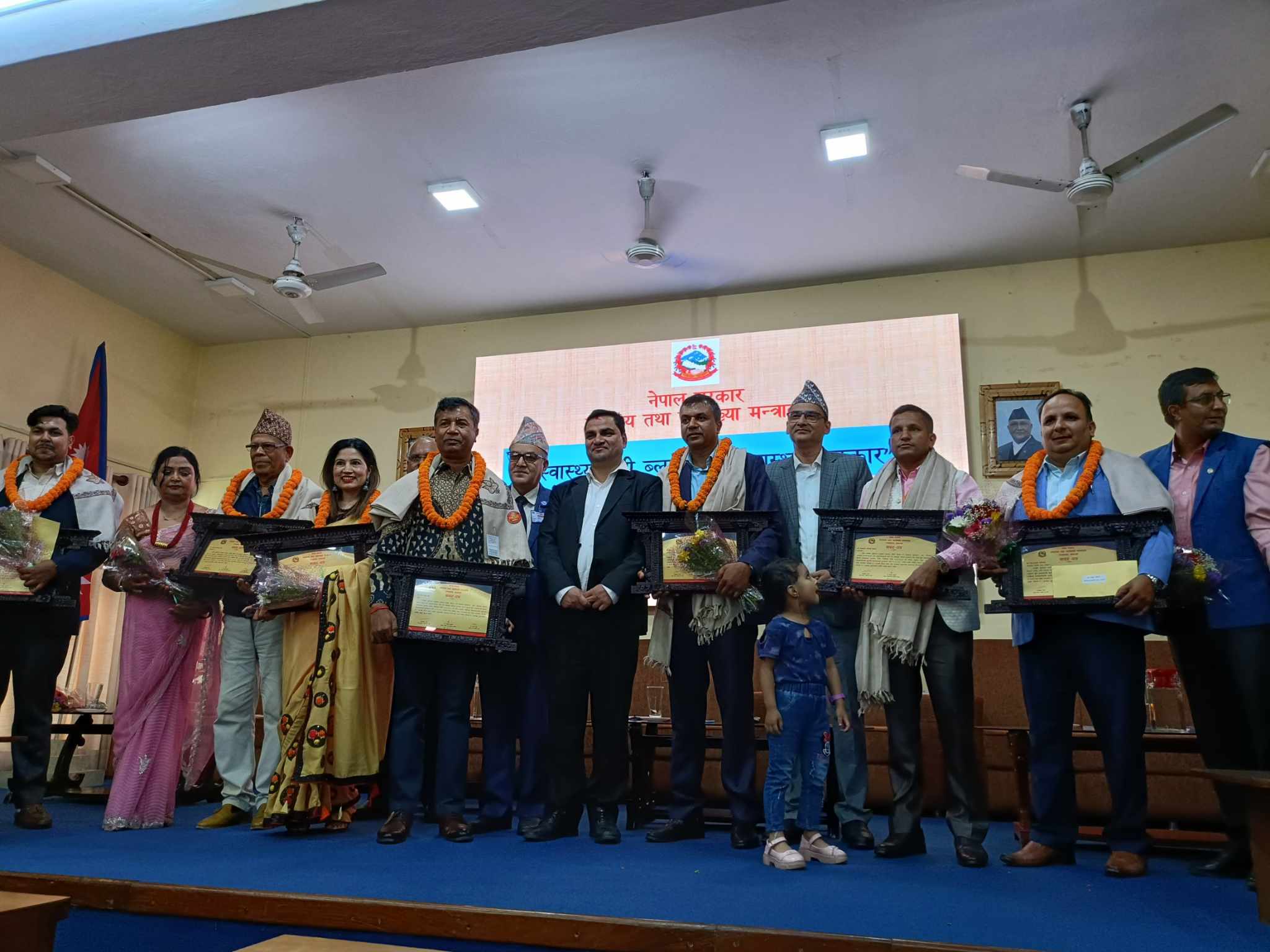 यस वर्षको ‘स्वास्यमन्त्री ब्लुम्बर्ग जनस्वास्थय पुरस्कार’बाट सात जना सम्मानित