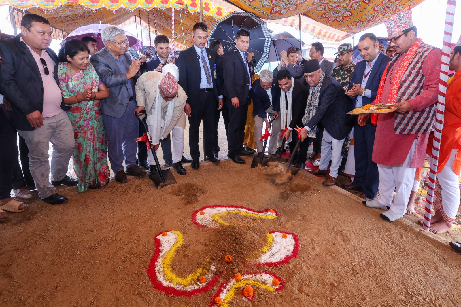 प्रधानमन्त्रीले गरे धुलिखेलमा ‘ट्रमा एण्ड इमर्जेन्सी सेन्टर’ को शिलान्यास