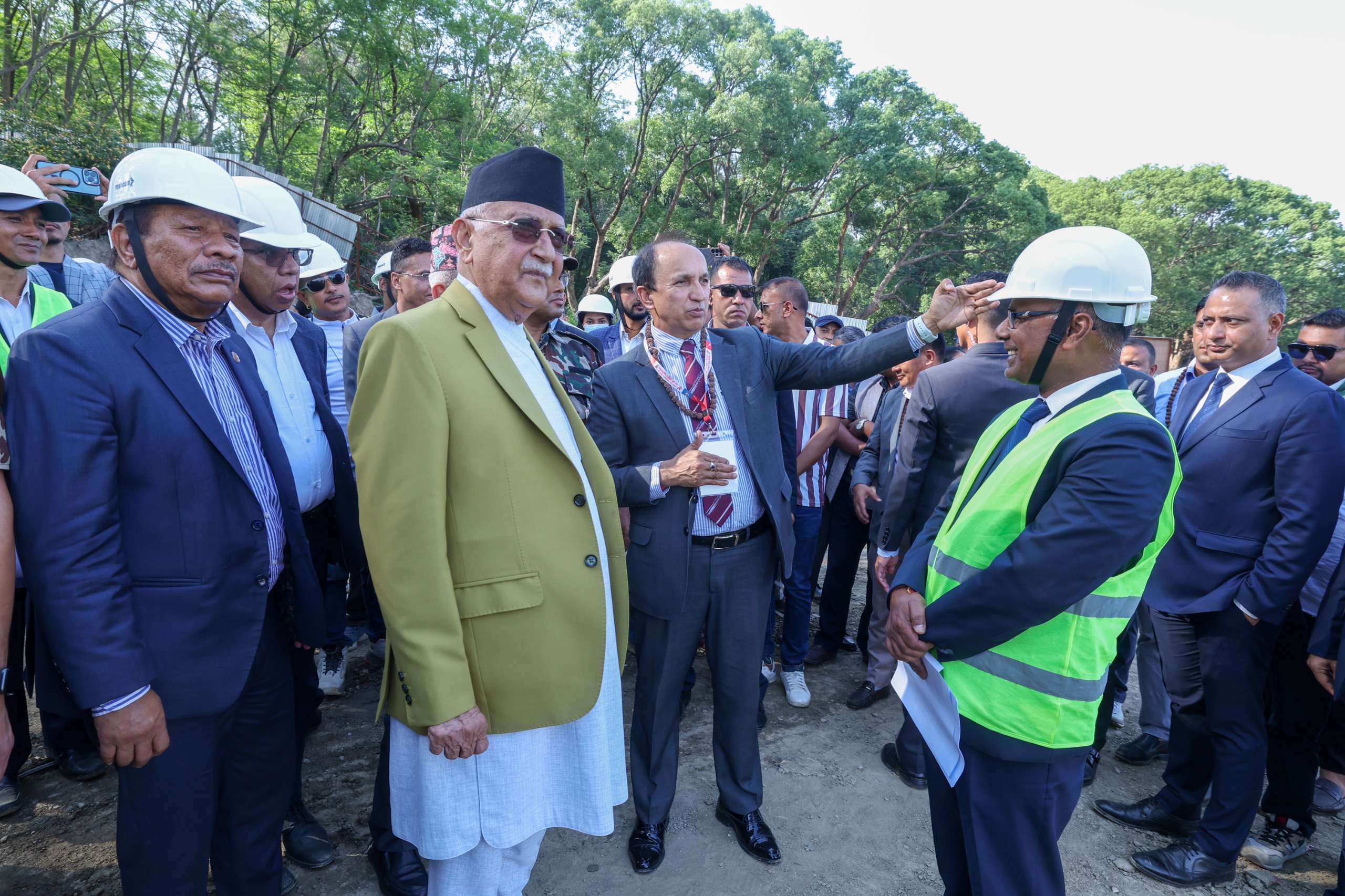 प्रधानमन्त्रीबाट निर्माणाधीन कीर्तिपुर रंगशालाको निरीक्षण