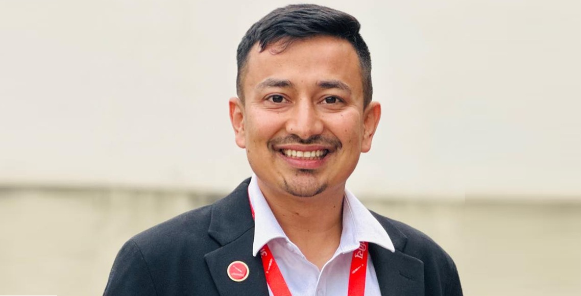 अनेरास्ववियुका राजीनामा दिएका अध्यक्ष डा. सुजन कडरियाको नेमप्लेट र फोटो च्याते कार्यकर्ताले