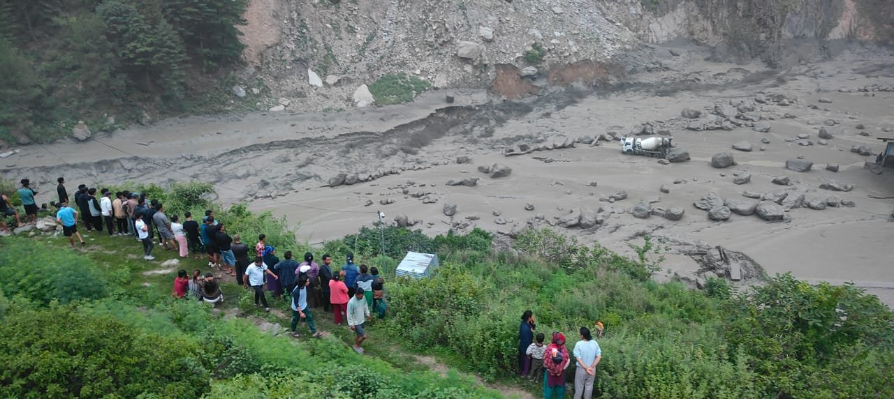 भोटेकोशी बाढीबाट ६ जना चीनीया सहित १८ जना सम्पर्क बिहीन, ९ जनाको उद्धार