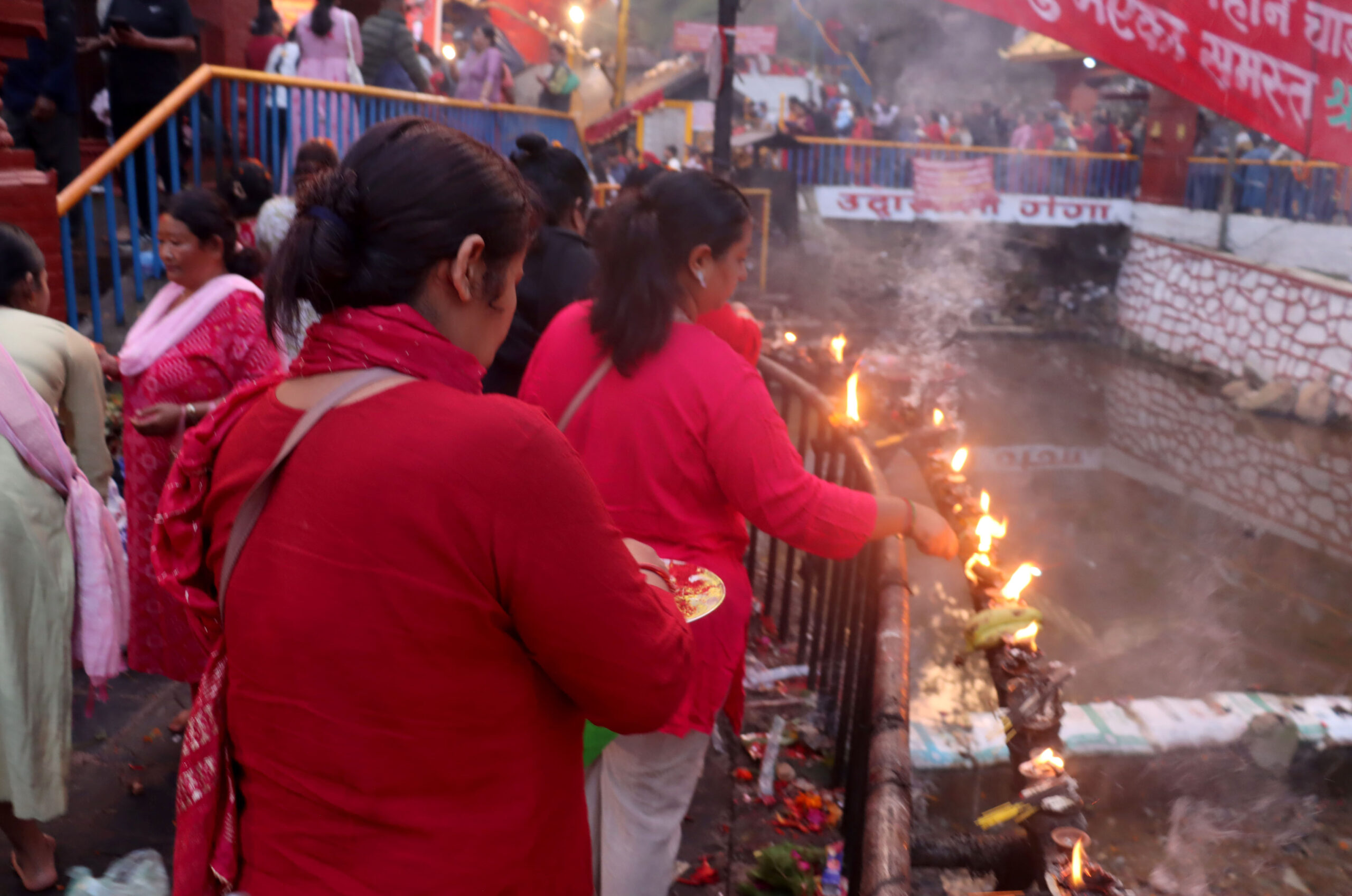 दक्षिणकाली मन्दिरमा  पूजा आराधना  गर्दै भक्तजन