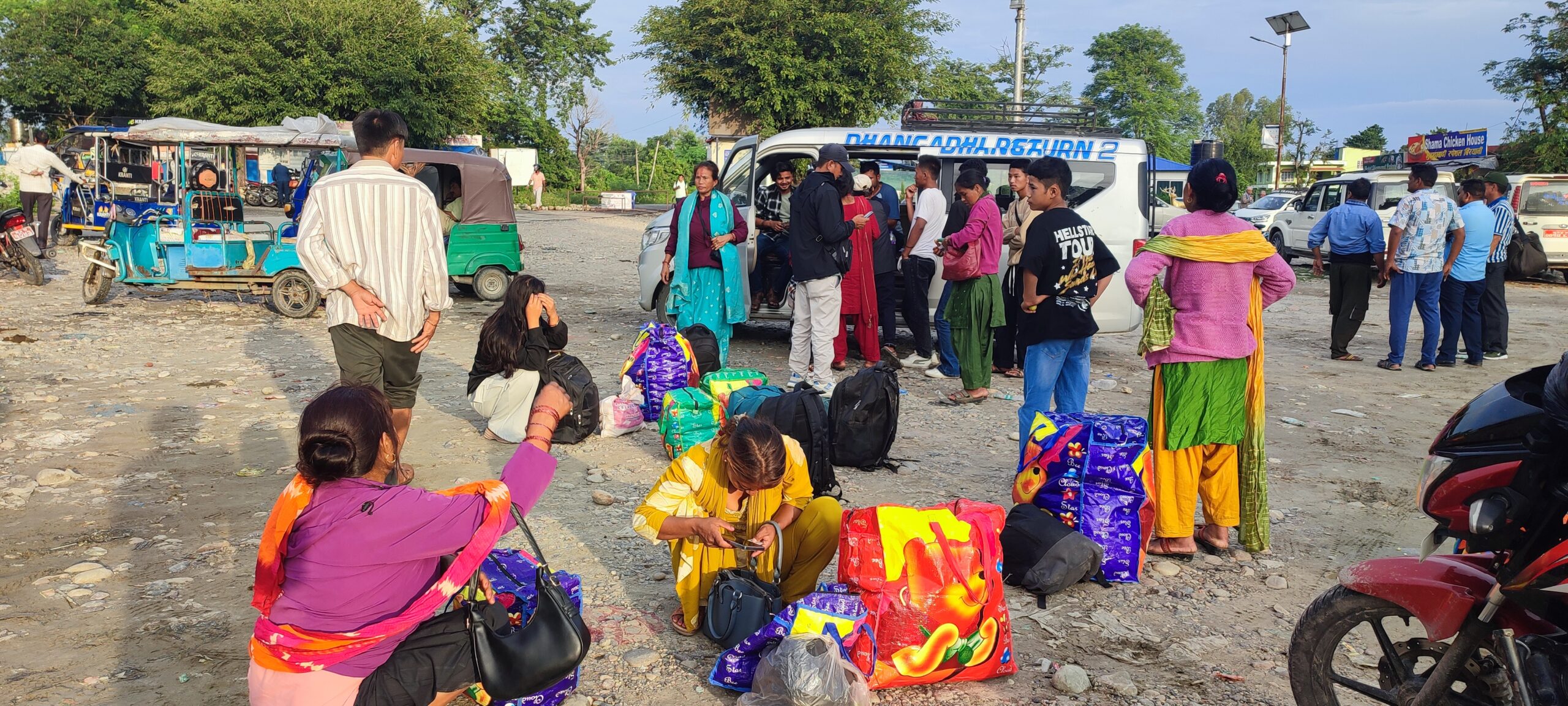 चाडपर्व छोडेर काम खोज्न भारत जाँदै नेपालीहरु