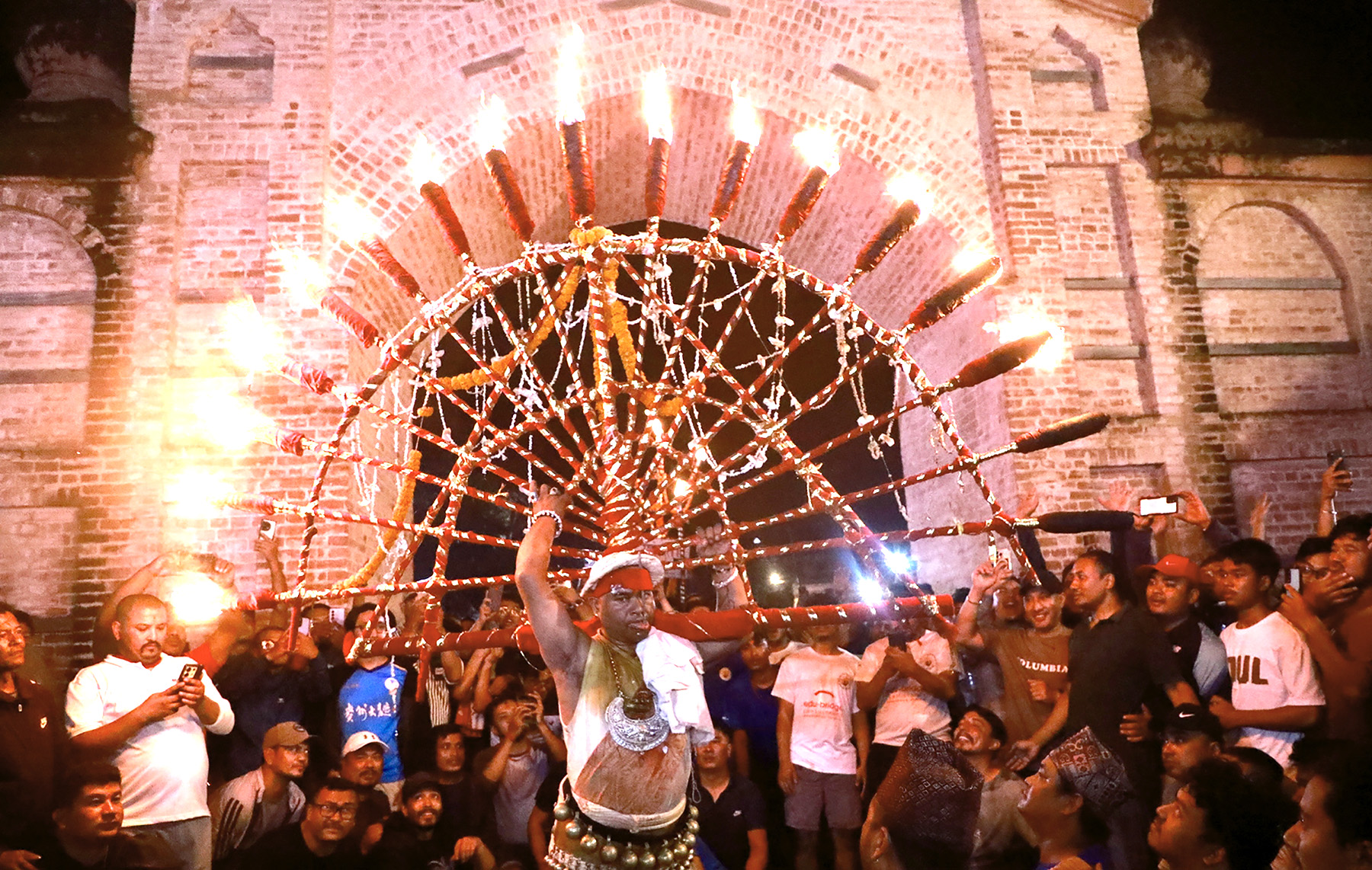 जिब्रो छेडेर दत्तात्रय मन्दिर परिक्रमा गर्दै श्रेष्ठ