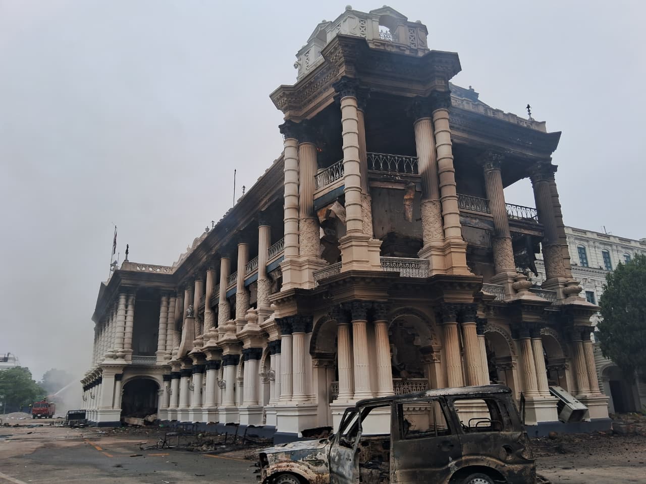 सिंहदरबार जलाउने, प्रहरीको हतियार र बर्दी खोस्नेहरुलाई छाडिरहेको सरकारले ओली लेखकलाई तत्काल पक्राउ गर्ला त ?