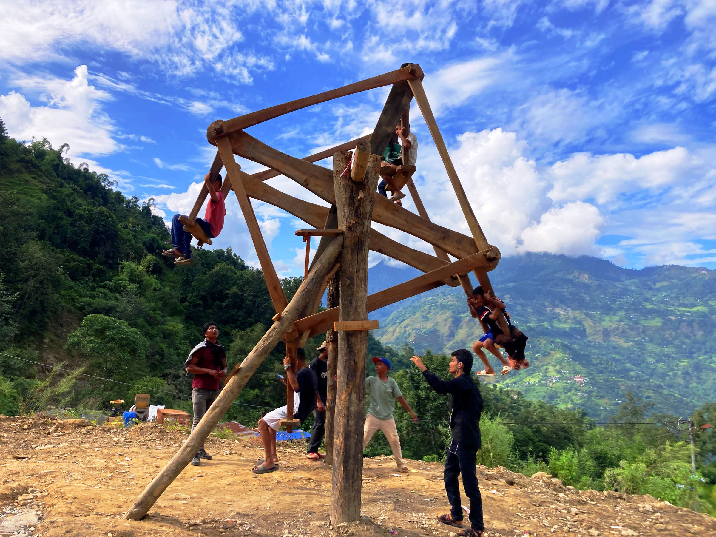 पिङमा रमाउदै बालबालिका