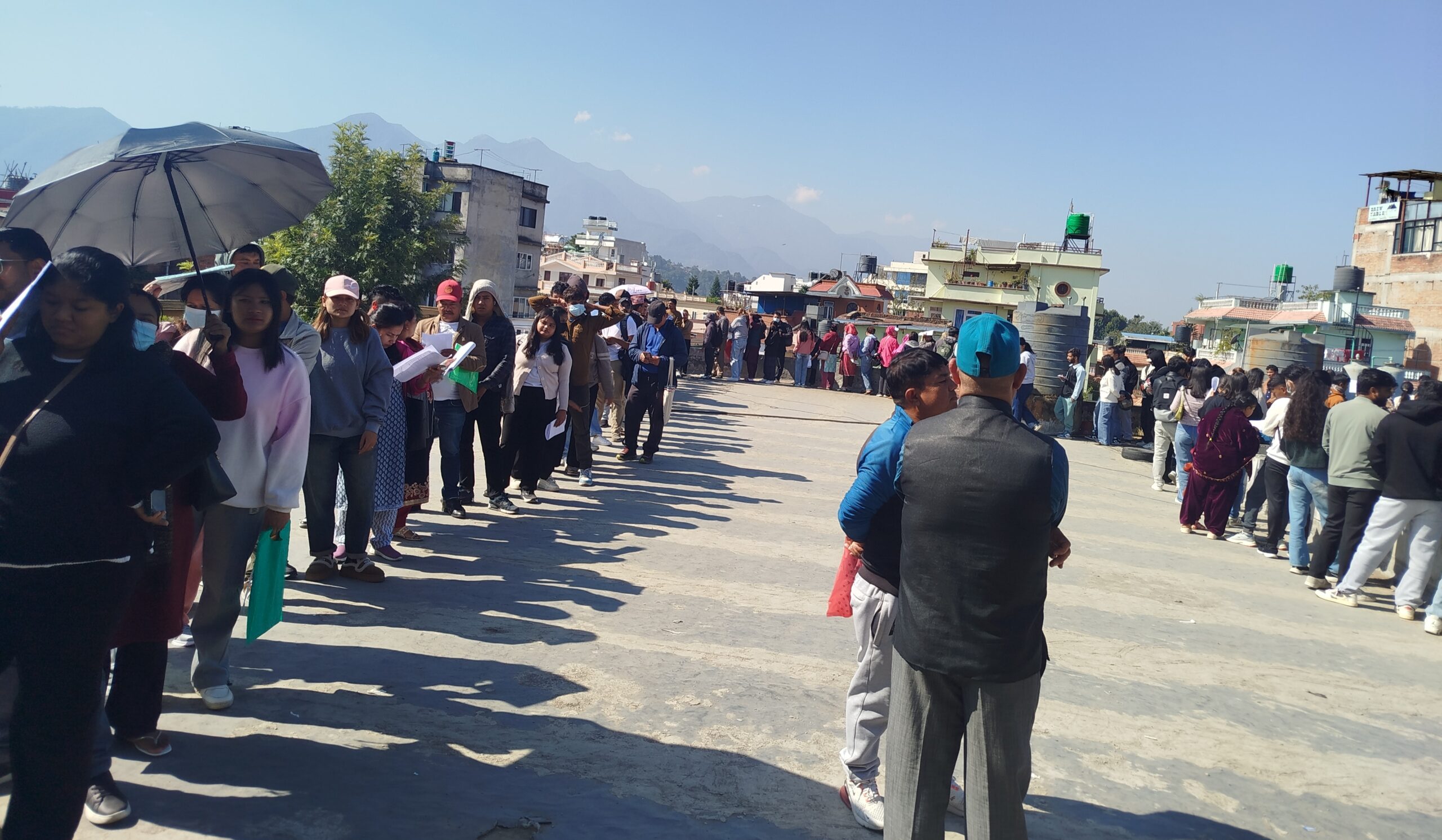 उपत्यकाका निर्वाचन कार्यालयमा मतदाता नामावली दर्ता गर्नेहरूकाे भीड, सर्भर डाउनले सेवाग्राही हैरानीमा