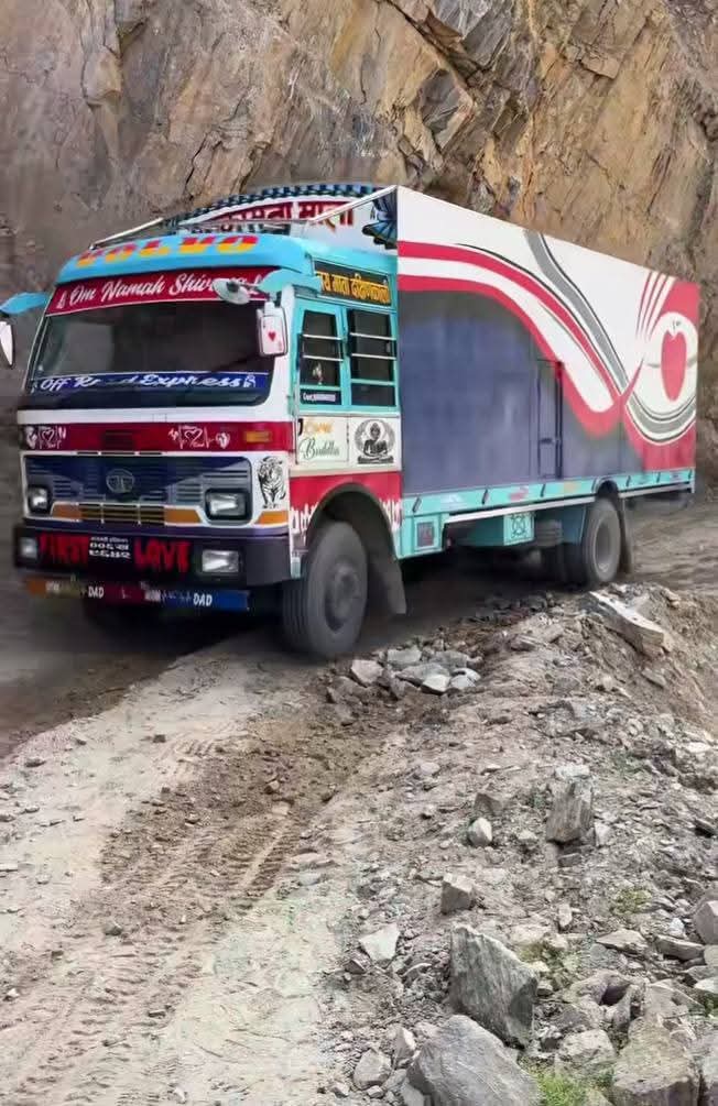 रसुवागढी भन्सार कार्यालयः धमाधम सरसामान तथा सवारीसाधन आयात