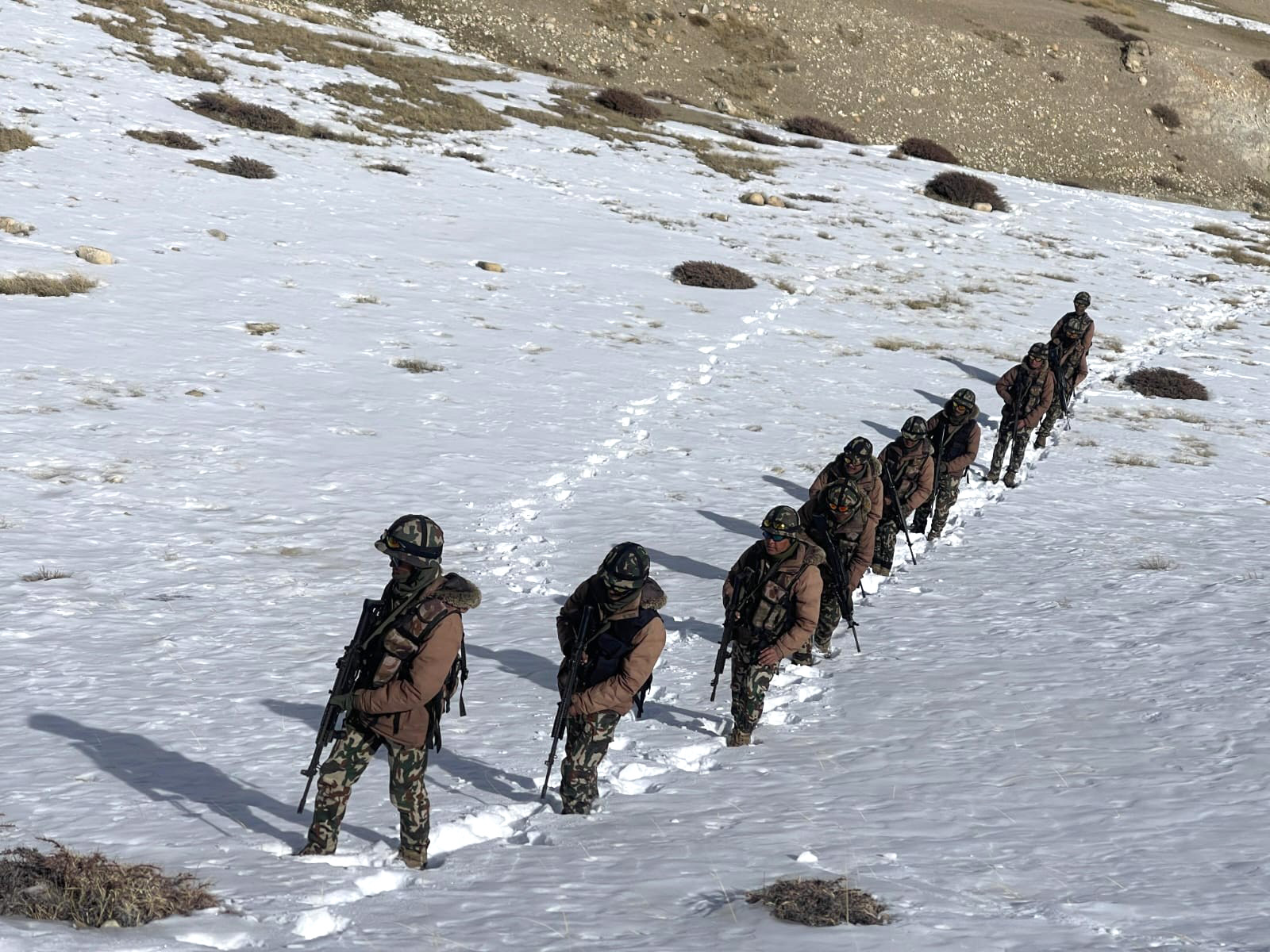 हिउँमा गस्ती गर्दै नेपाली सेनाको  टोली