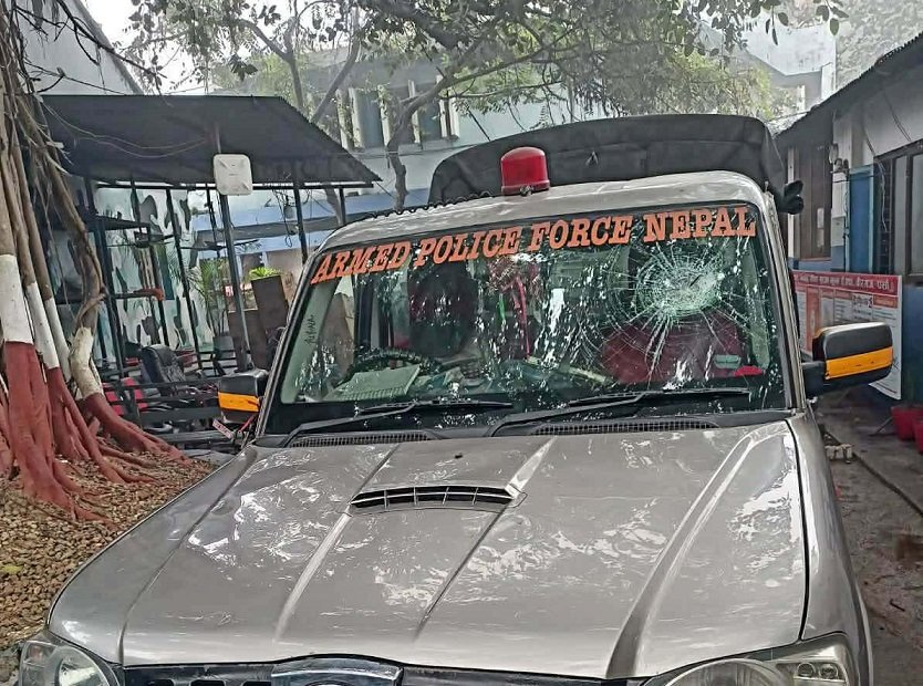 तस्करीको गोदाममा छापा मार्न पुगेको शसस्त्र प्रहरीको टोलीमाथि तस्कर समुहको आक्रमण