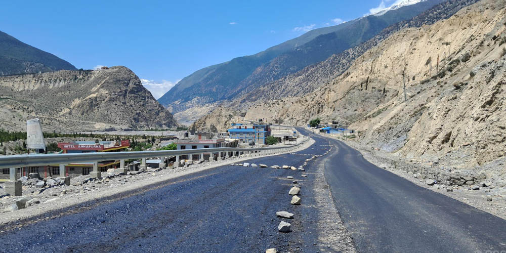 बेनी–जोमसोम सडकको सिरुबारीमा पहिरो रोक्न ‘बेञ्चिङ’ विधि