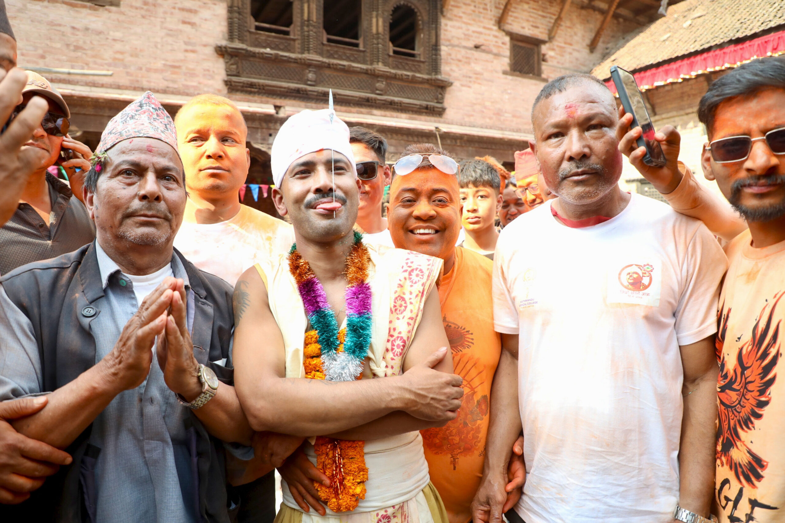 बिस्काः जात्रामा जिब्रो छेड्दै श्रेष्ठ