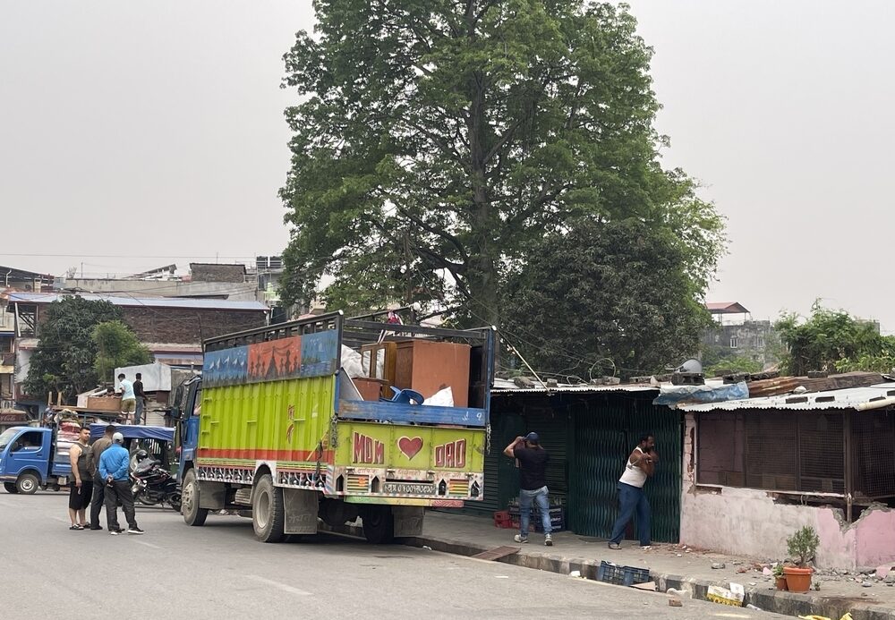 बुटवलको दरबार मार्गमा अतिक्रमित जग्गामा बनेका छाप्रा धमाधम आफैं खाली गर्दै