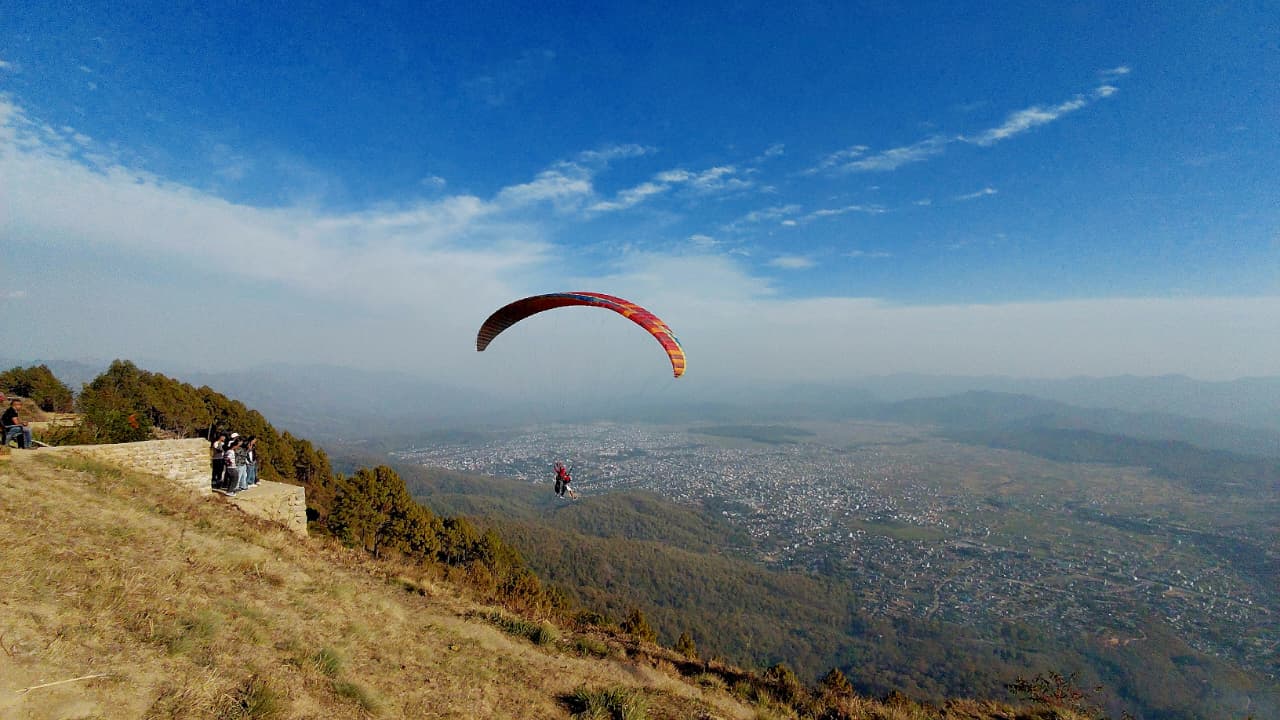 प्याराग्लाइडिङले रङ्गिँदै सुर्खेतको आकाश