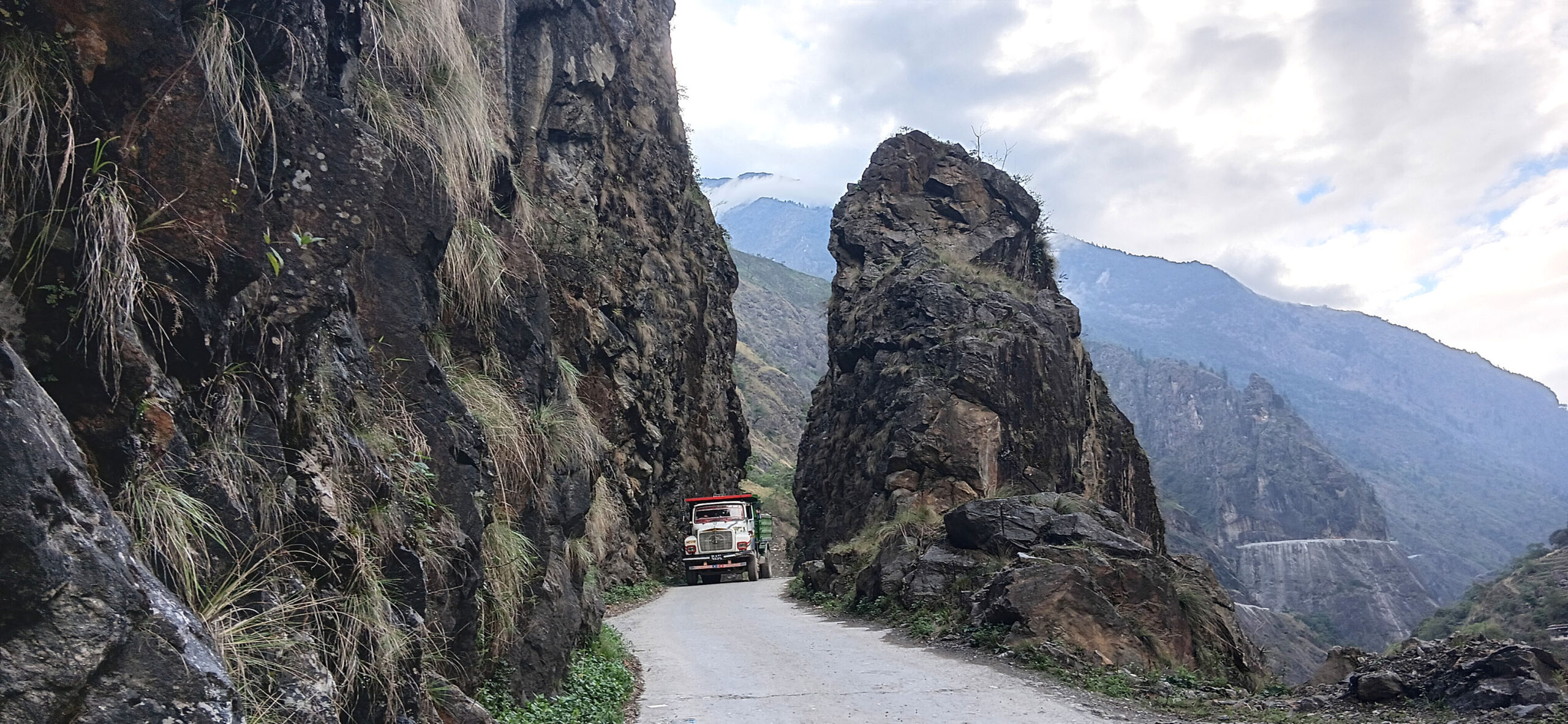 च्यम्चेभिरमा गुड्दै गरेको टिप्पर