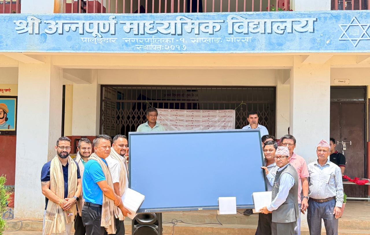 प्रभु बैंकद्वारा अन्नपूर्ण माध्यमिक विद्यालयलाई स्मार्ट बोर्ड हस्तान्तरण