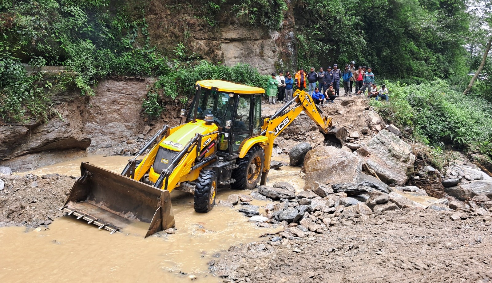 बाढीले अवरुद्ध दिक्तेल–चखेवाभञ्ज्याङ सडक सञ्चालनमा