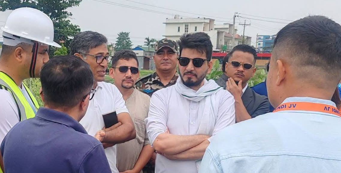 सडक विस्तारमा ढिलाइ गर्ने ठेकेदारको ‘खुट्टा भाँचिदिनुस्’ भन्दै मन्त्री लम्साल आक्रामक