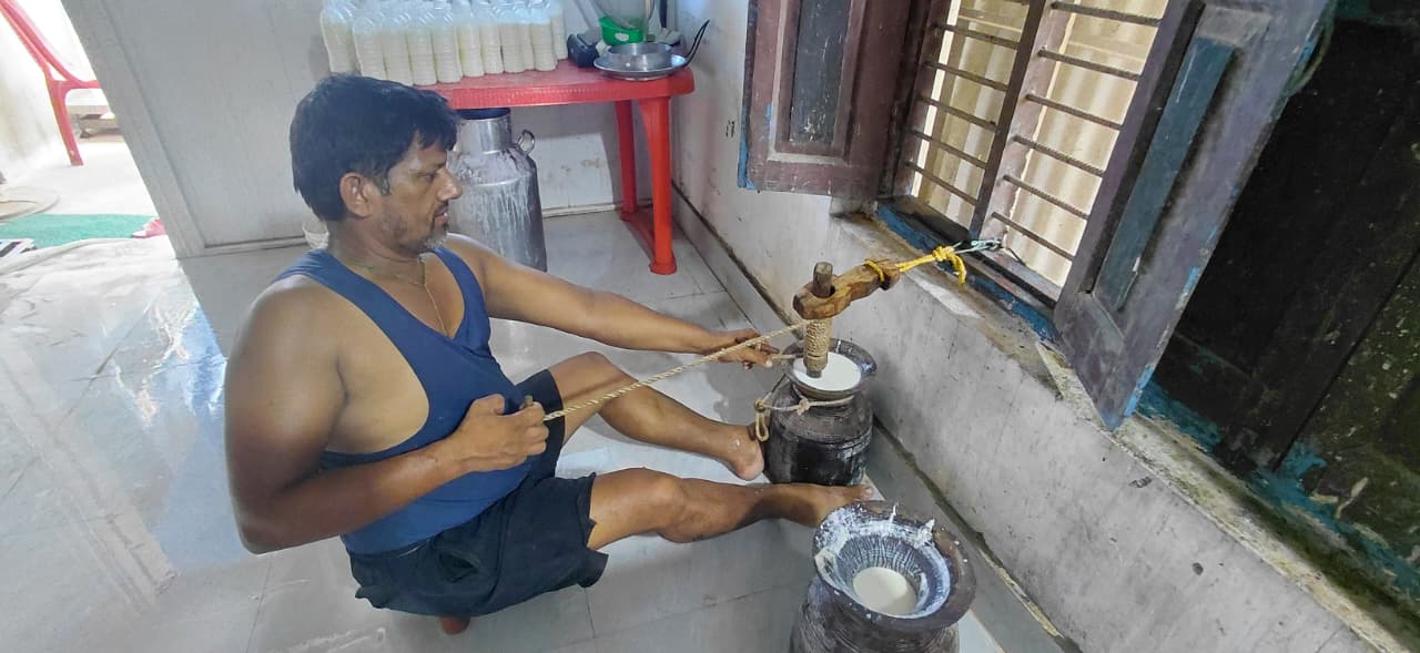 महीको बिक्रीबाट  आम्दानी बटुल्दै सन्तोष