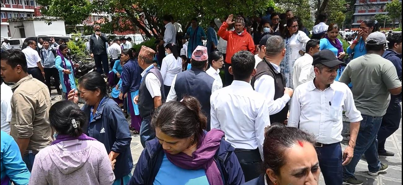 अस्थायी र करार कर्मचारीद्वारा अर्थ मन्त्रालयमा धर्ना: सेवा निरन्तरताको माग