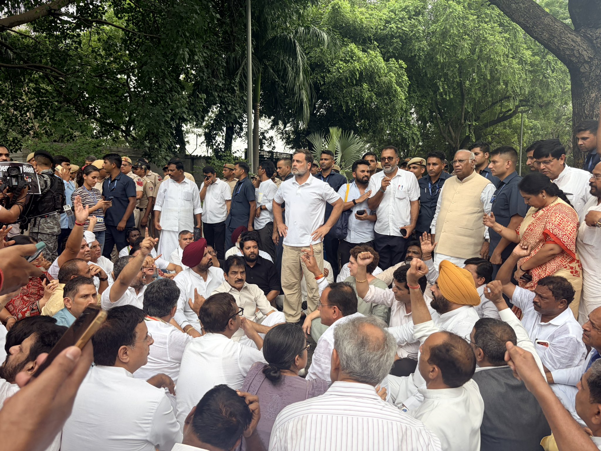 विद्यार्थी आन्दोलनमाथिको दमनलाई लिएर राहुल गान्धीद्वारा मोदीको राजीनामा माग