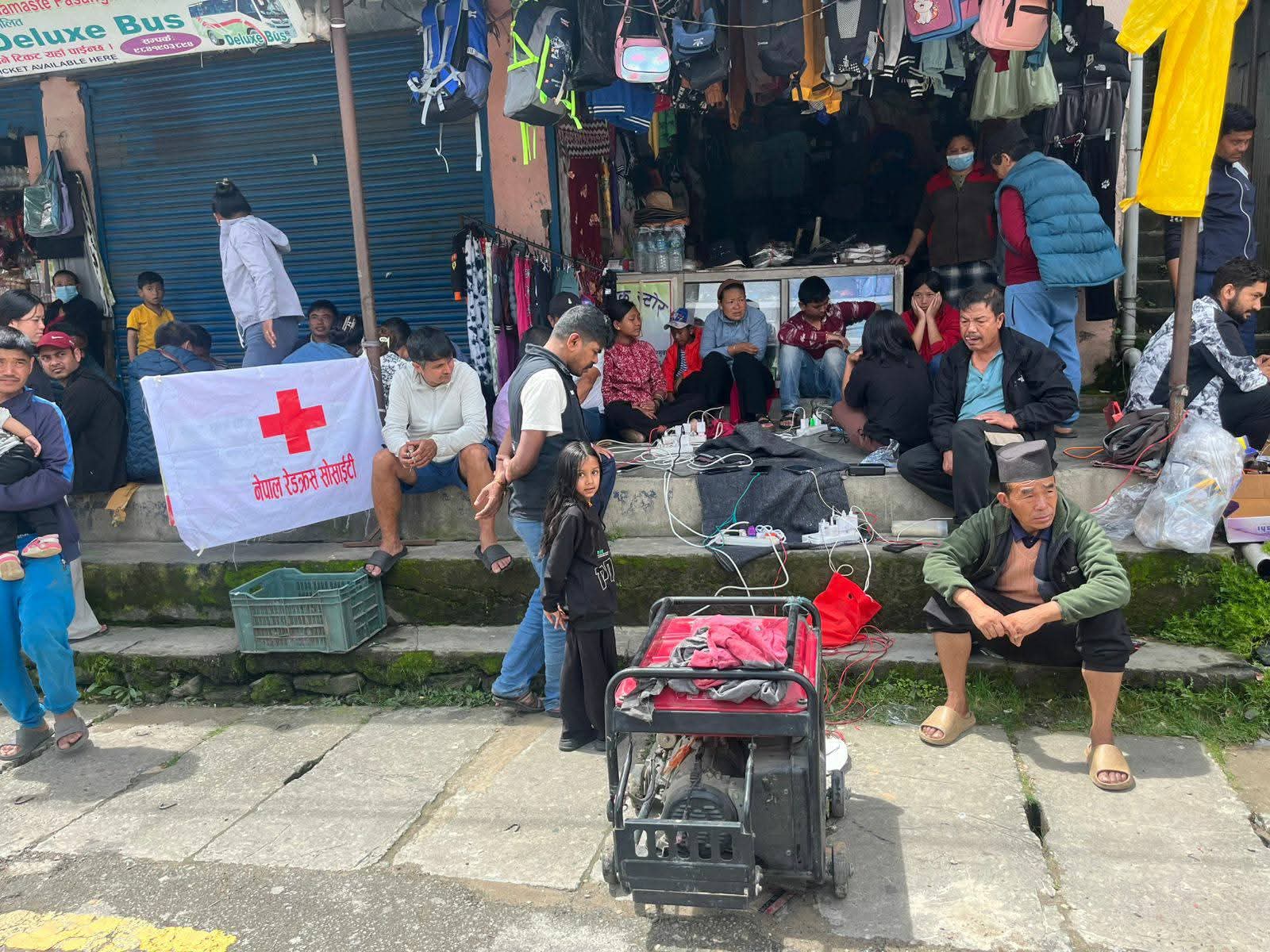 पाँच दिनपछि धुञ्चेमा‘जेनेरेटर’: निःशुल्क मोबाइल चार्ज,टुटेको आशालाई जोड्दै