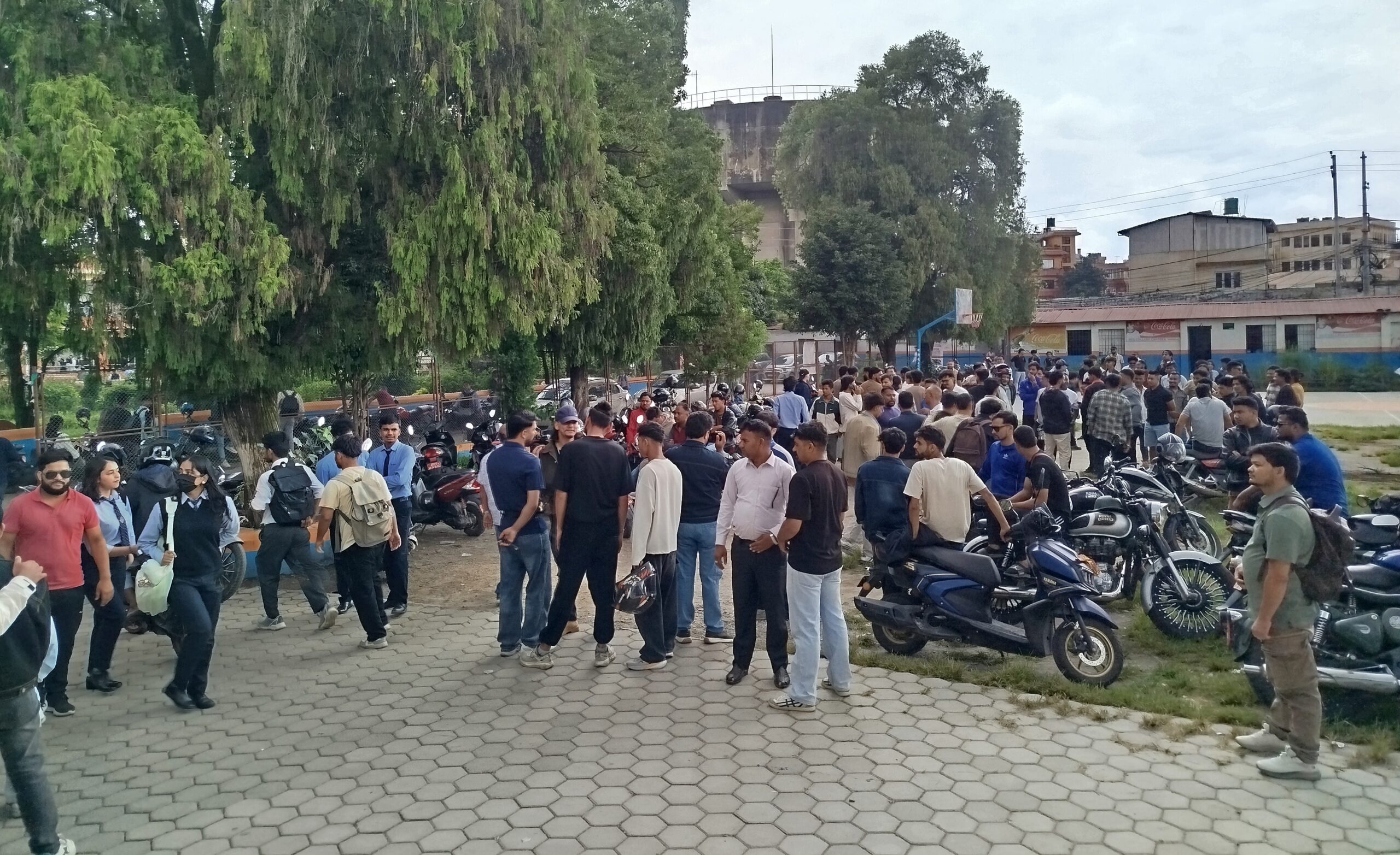 देउवाकाे स्वागतमा जान कार्यकर्ताले नेतासँग मागे माेटरसाइकलमा पेट्राेल