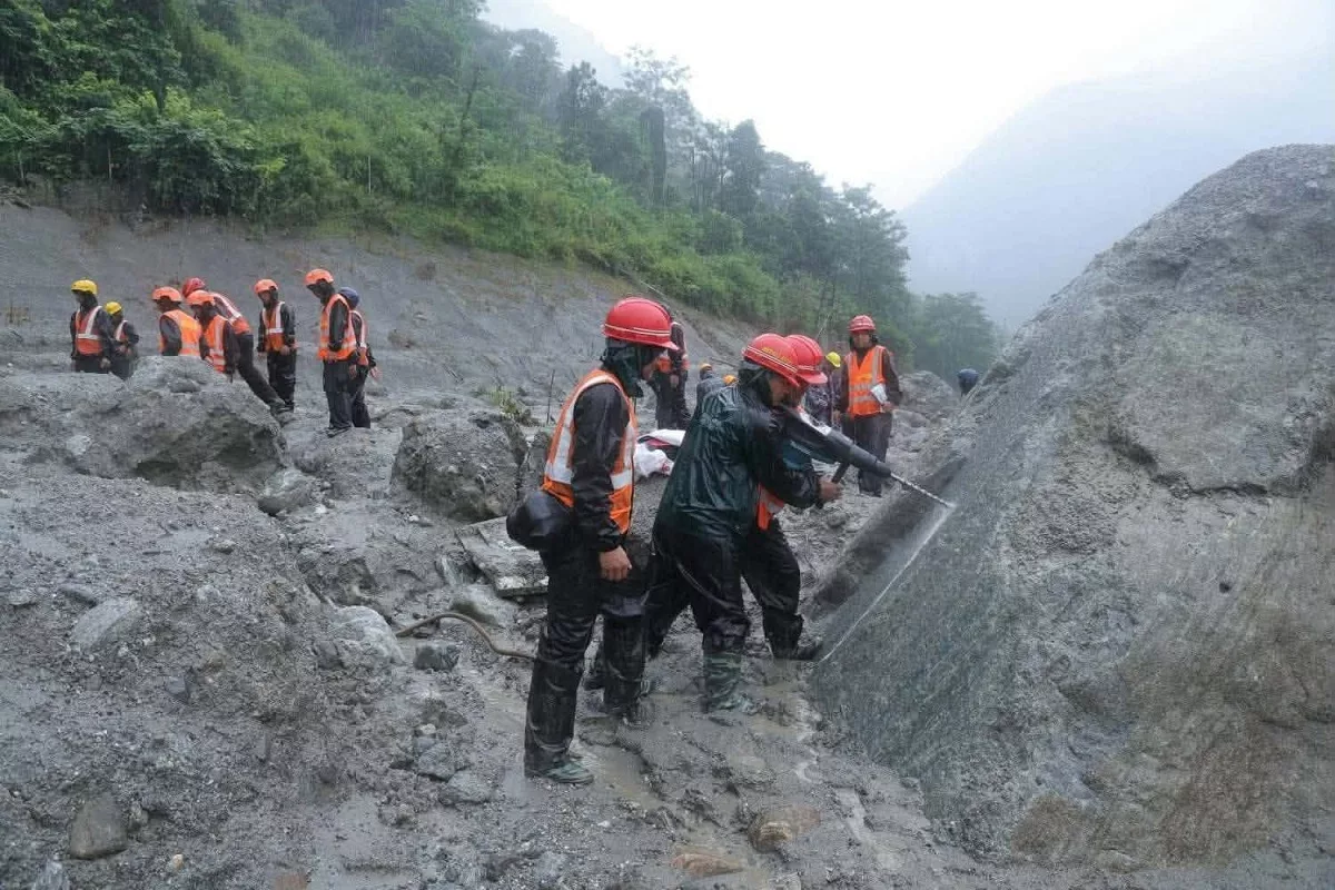 हिमगिरिद्वारा बाढीपीडितका लागि ७० लाख बराबरको सरसफाइका सामग्री सहयोग