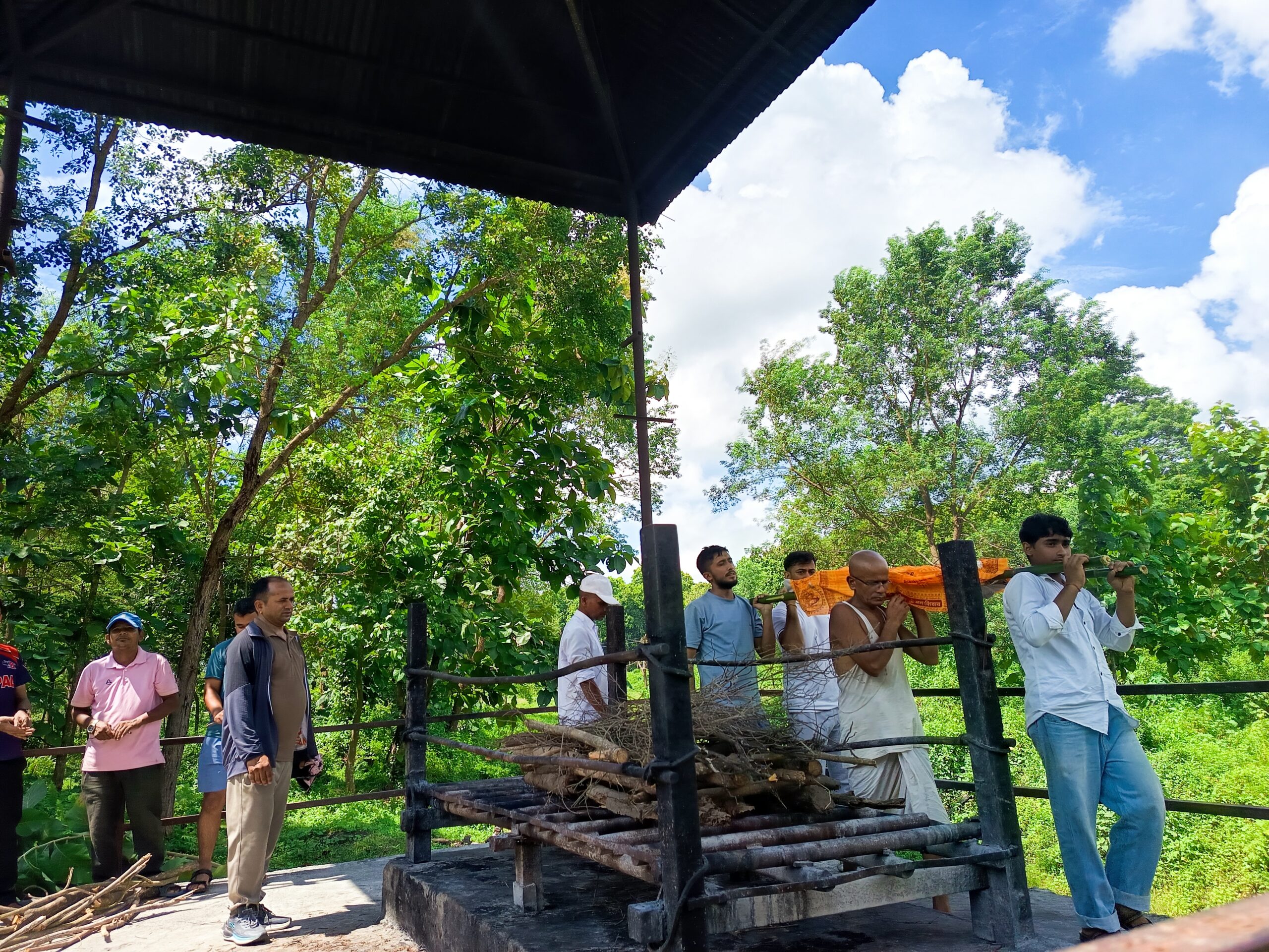 रसुवामा अस्ताएका मामा र भान्जाको कुशको शव बनाएर दाहसंस्कार