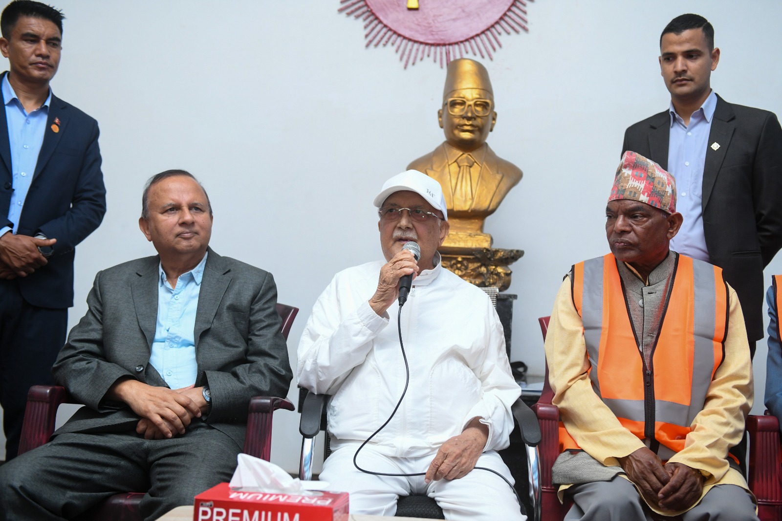 बाढी प्रभावित नुवाकोट र रसुवा जाने टोलीलाई अध्यक्ष ओलीको निर्देशन